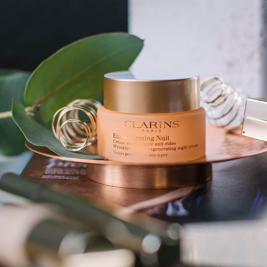 ClarinsUKさんのインスタグラム写真 - (ClarinsUKInstagram)「You've got your morning skin care down to a tee, but how about your evening routine? 💫  Extra-Firming Night Cream encourages night-time regeneration to maintain the skin’s youthful qualities. Have you introduced a night cream into your routine? ❤️  #NightCream #SkinCareRoutine #Clarins #ClarinsSkinCare」6月30日 19時01分 - clarinsuk