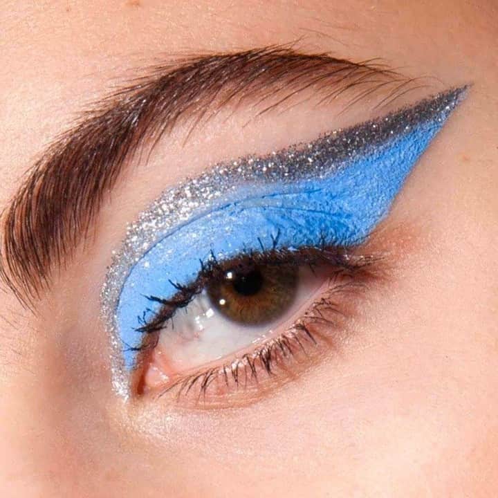 MAKE UP FOR EVER OFFICIALさんのインスタグラム写真 - (MAKE UP FOR EVER OFFICIALInstagram)「The Great Blue.⁣ ⁣ -⁣ ⁣ Makeup Artist: @makecoloursup⁣ ⁣ -⁣ ⁣ #WaterBlend Foundation in Y245 Soft Sand⁣ #UltraHDUnderpainting⁣ #SuperMatteLoosePowder⁣ #SmokyExtravagant Mascara⁣ #makeupforever」6月30日 19時02分 - makeupforever