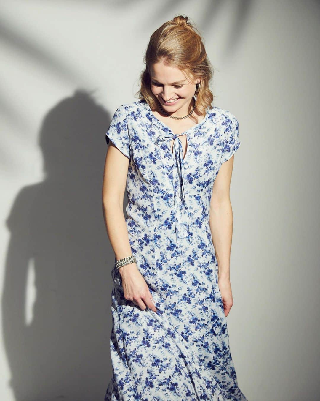 のインスタグラム：「Tea Dresses for the garden. The Beth Dress is a favourite choice for a casual Summer outfit that can be dressed up for occasions!  #teadress #dresses #fashion #british #britishfashion #britishdesigner #fashionstyle #fashionista #instafashion #ootd #ootdfashion #style #summerstyle #lifestyle #luxuryfashion #fashionstyle #ootdstyle #designer #fashiondesigner #springsummer #summersale #london #onlineshopping #womenswear #womensfashion」