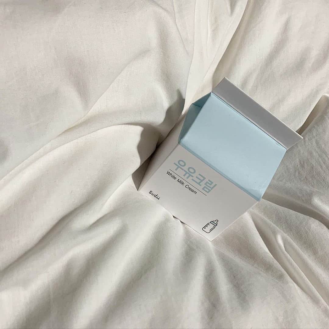 HowTwo!のインスタグラム：「. 韓国コスメのベストセラー商品の一つが、ウユクリーム🥛﻿ 真っ白な色白肌を作ってくれるトーンアップクリームです🎶﻿ Sudii(スディ)のウユクリームは水分たっぷり💧﻿ 牛乳タンパク質エキス50%配合で、肌にしっかり密着！﻿ 瞬時に真っ白な肌を叶えてくれるでしょう♡﻿ 使用前と使用後を比較すれば、その効果に驚くはずです！﻿ ﻿ ﻿ ＜商品名＞﻿ Sudii(スディ) ウユクリーム﻿ ﻿ photo by @redinsta__﻿ 素敵な写真をありがとうございます📸💕﻿ ﻿ ﻿ HowTwoでは、プレゼントキャンペーンを実施予定🎁﻿ ぜひ、＠howtwo_tv をフォローしてね✨﻿ ﻿ また、HowTwoでは紹介するコスメを募集中💄﻿ #HowTwo もしくは @howtwo_tv でタグ付けしてね💕﻿」