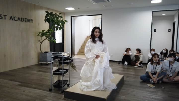 野澤 琢眞（Takuma Nozawa）のインスタグラム：「叶えたい夢があるなら、まず学び必ず行動する！やらない理由を考える程人生の無駄使いはない。時間やお金が無いを理由にする奴は時間とお金を与えてもやらない。まずは動き出そう！ ・  ・ #披露宴 #結婚式 #ウェディング #ウェディングドレス #カラードレス #ウェディングヘア #ウェディングフォト #フォトウェディング #ティアラ #チャペル #ブーケ #ブーケトス #結婚指輪 #婚約指輪 #ヘアアレンジ #ヘアメイク #ヘアセット #メイク #ウェディングソング #花嫁 #新婦 #結婚式場 #披露宴会場 #プレ花嫁 #一眼レフ #ウェディングカメラマン #ロケーションフォトウェディング #学生フォトウェディング #ミエヘア」