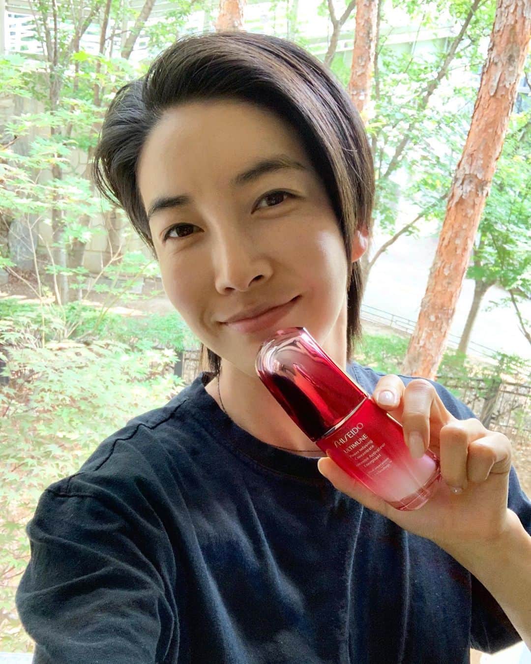 チン・ソヨンのインスタグラム：「. 건강을 위해 미니멀해진  피부건강과 식습관 완벽한세럼 하나만 바르기 #시세이도 #얼티뮨레드디펜스세럼 과일야채 많이먹기 #껍질채씻어먹기」