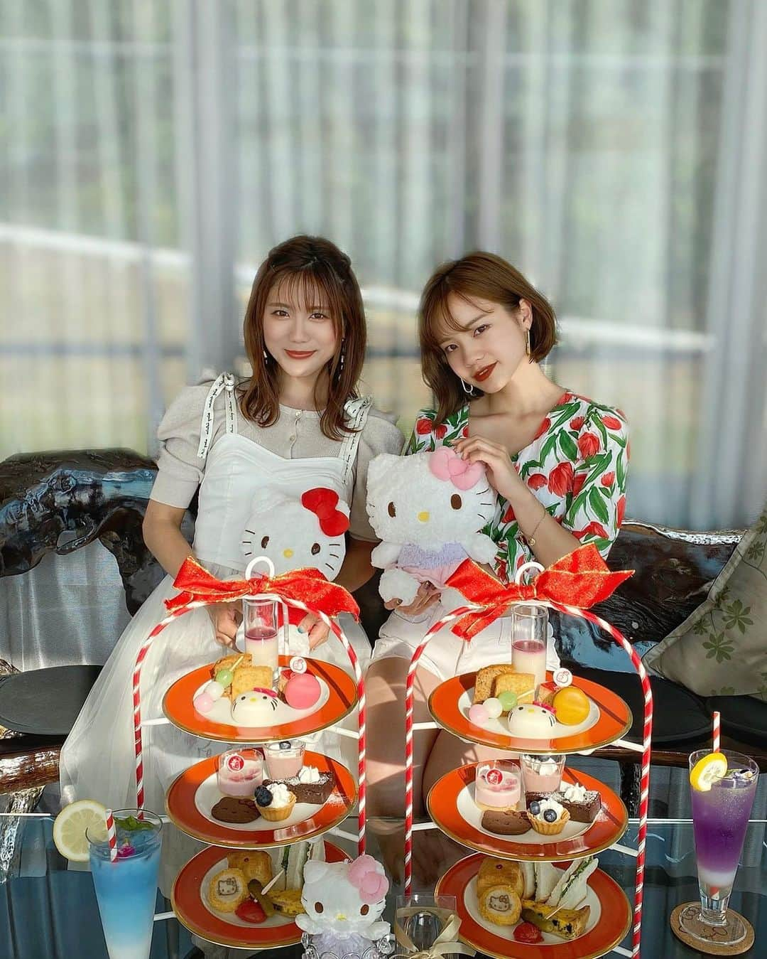 海江田麻貴さんのインスタグラム写真 - (海江田麻貴Instagram)「ㅤㅤㅤ  ㅤㅤㅤ HELLO KITTY SMILEの2階にあるPARTYバルコニーで、 キティちゃんの #ハイティー 食べました🍰 めちゃんこ女の子空間🎀可愛いかった🤣💗💗  ㅤㅤㅤ ハイティーは2種類から選べて、 私たちが食べたのはエレガントハイティー🌹 季節のスイーツと #ヴィーガンスイーツ の盛り合わせで どの段も美味でした🤤💓 甘くて美味しいのにヴィーガンなのが有り難い🥰  ㅤㅤㅤ 混ぜたらカラフルに色が変わる夏限定のドリンクも 選べて楽しかった😍🍹🌺  ㅤㅤㅤ  ㅤㅤㅤ オーシャンビューも最高やし、ハイティーも映えるから また行きたいなああああ🦋💜 ちょとほんまに写真センスなさすぎてジュディに見習いたい、、😂🌹 ㅤㅤㅤ  ㅤㅤㅤ  ㅤㅤㅤ #hellokittysmile #hellokitty #awaji #awajishima #淡路島 #淡路島カフェ #淡路島旅行 #淡路島グルメ #ハローキティスマイル #ハローキティ #afternoontea #アフタヌーンティー #ハイティー #ribbon #oceanview #オーシャンビュー #映え旅行 #映えスポット #映えカフェ #映えスイーツ #あわじしま #キティちゃん #女子旅行 #女子旅 #girlstrip #japanesegirls」6月30日 18時59分 - _makiii0924_