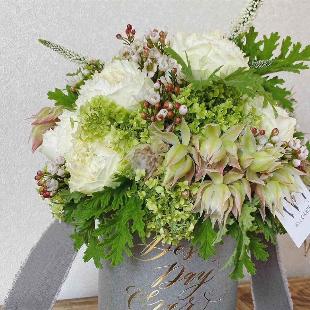 畑野ひろ子さんのインスタグラム写真 - (畑野ひろ子Instagram)「@willgarden_official  結婚記念日のアレンジメントbox  白グリーンに、セルリアをアクセントにしたアレンジメント。 K 様、ご依頼ありがとうございました。  #flowers #boxflower #willgarden #girl」6月30日 18時59分 - hiroko_hatano_