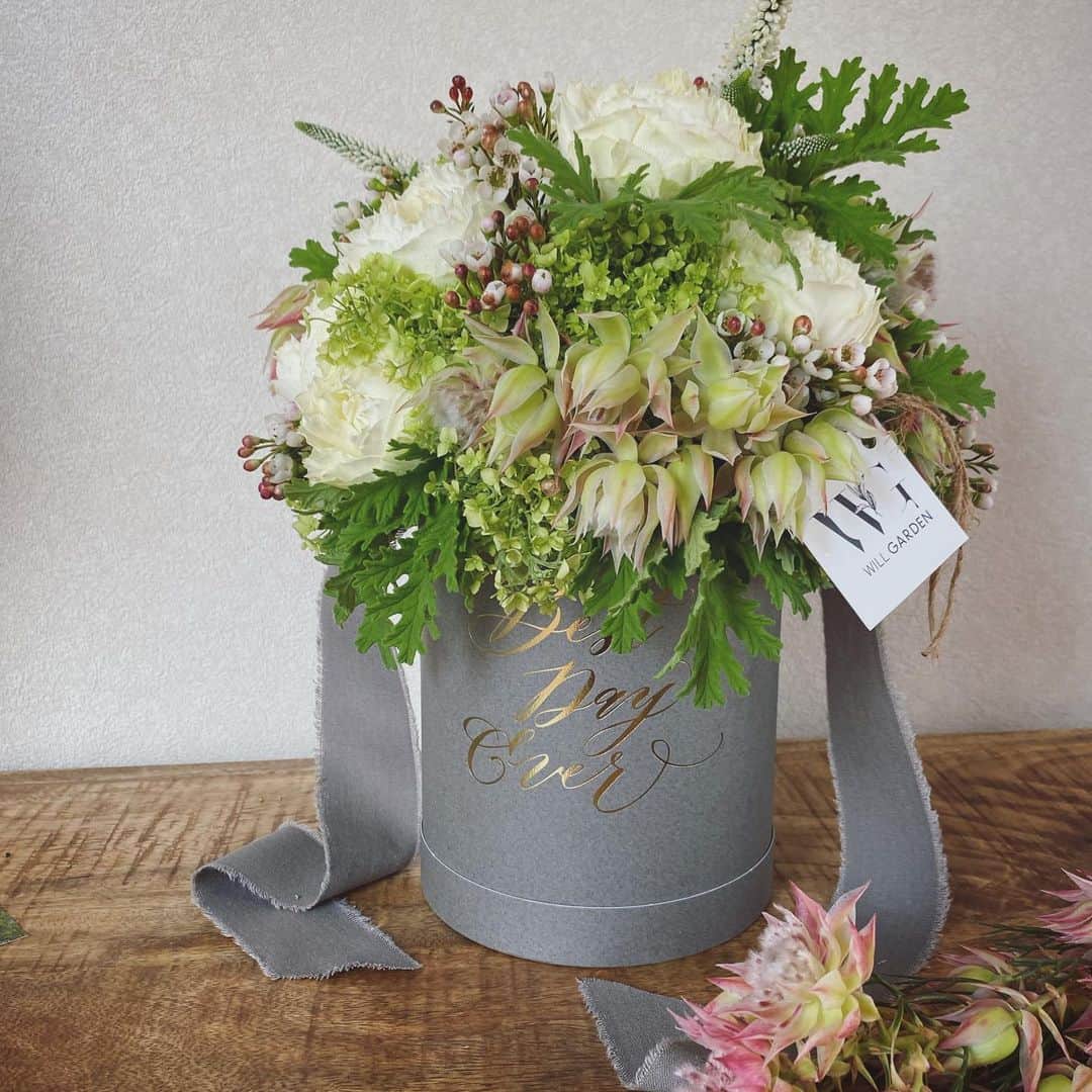 畑野ひろ子さんのインスタグラム写真 - (畑野ひろ子Instagram)「@willgarden_official  結婚記念日のアレンジメントbox  白グリーンに、セルリアをアクセントにしたアレンジメント。 K 様、ご依頼ありがとうございました。  #flowers #boxflower #willgarden #girl」6月30日 18時59分 - hiroko_hatano_