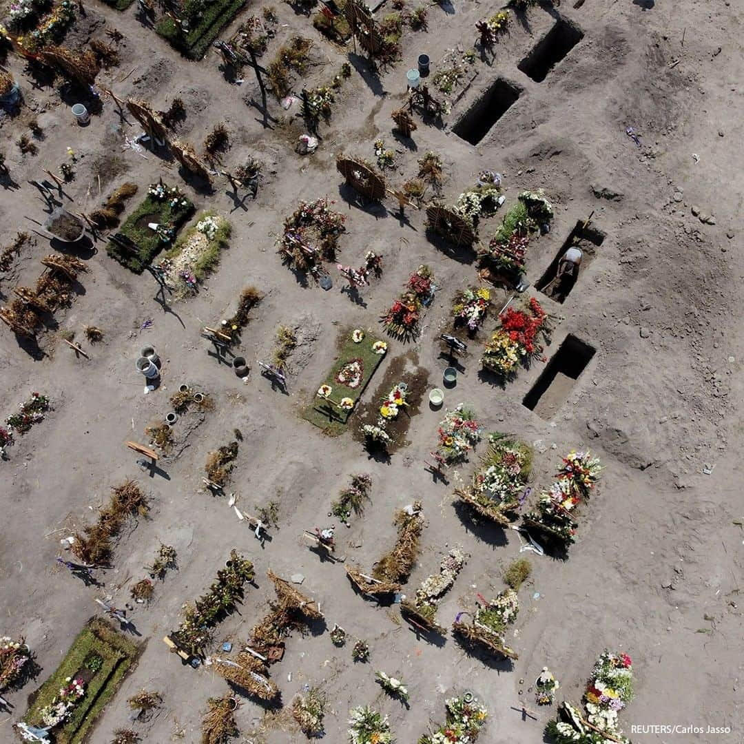 ABC Newsさんのインスタグラム写真 - (ABC NewsInstagram)「New graves are seen at the Xico cemetery, as the coronavirus outbreak continues, in Valle de Chalco, in Mexico. #coronavirus #covid19 #mexico」6月30日 19時00分 - abcnews