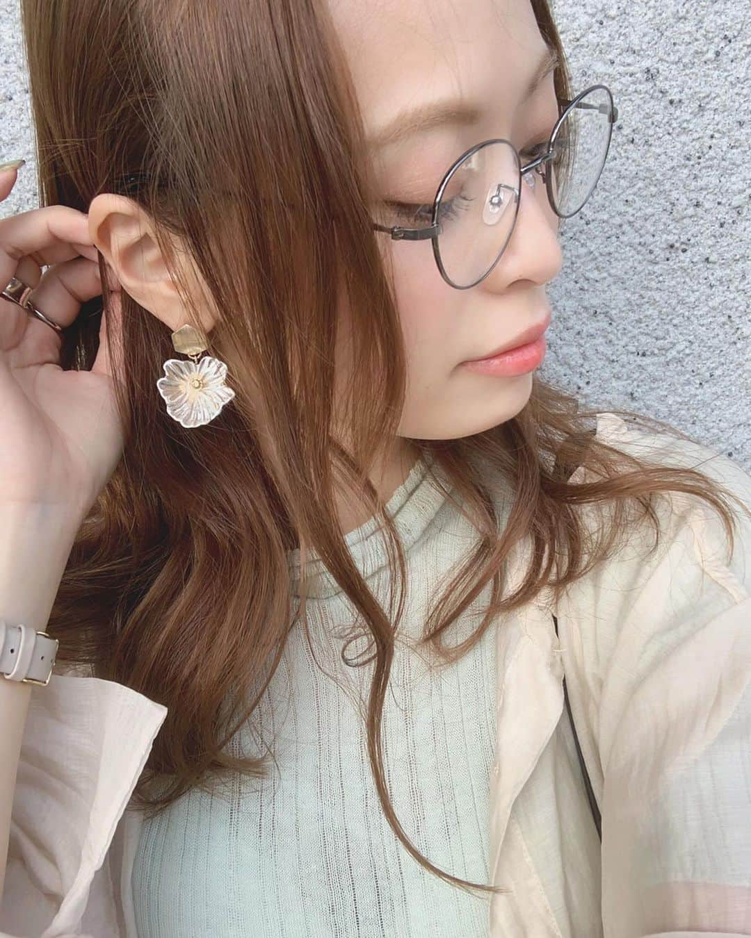 榊本麻衣さんのインスタグラム写真 - (榊本麻衣Instagram)「♡♡﻿ ﻿ ﻿ new pierce ♡ @_.kalmia._  ﻿ マットな質感のフラワーピアス❁︎﻿ シルバー×ゴールドが可愛いˊᵕˋ💖﻿ ﻿ ﻿ 髪色、抜けてきても﻿ すごい綺麗な色(´˘`＊)❤️﻿ ﻿ ﻿ #ピアス #ピアス #アクセサリー #accessory #アクセ #mai___fashion #mai___item #伊達めがね」6月30日 19時01分 - maipipii