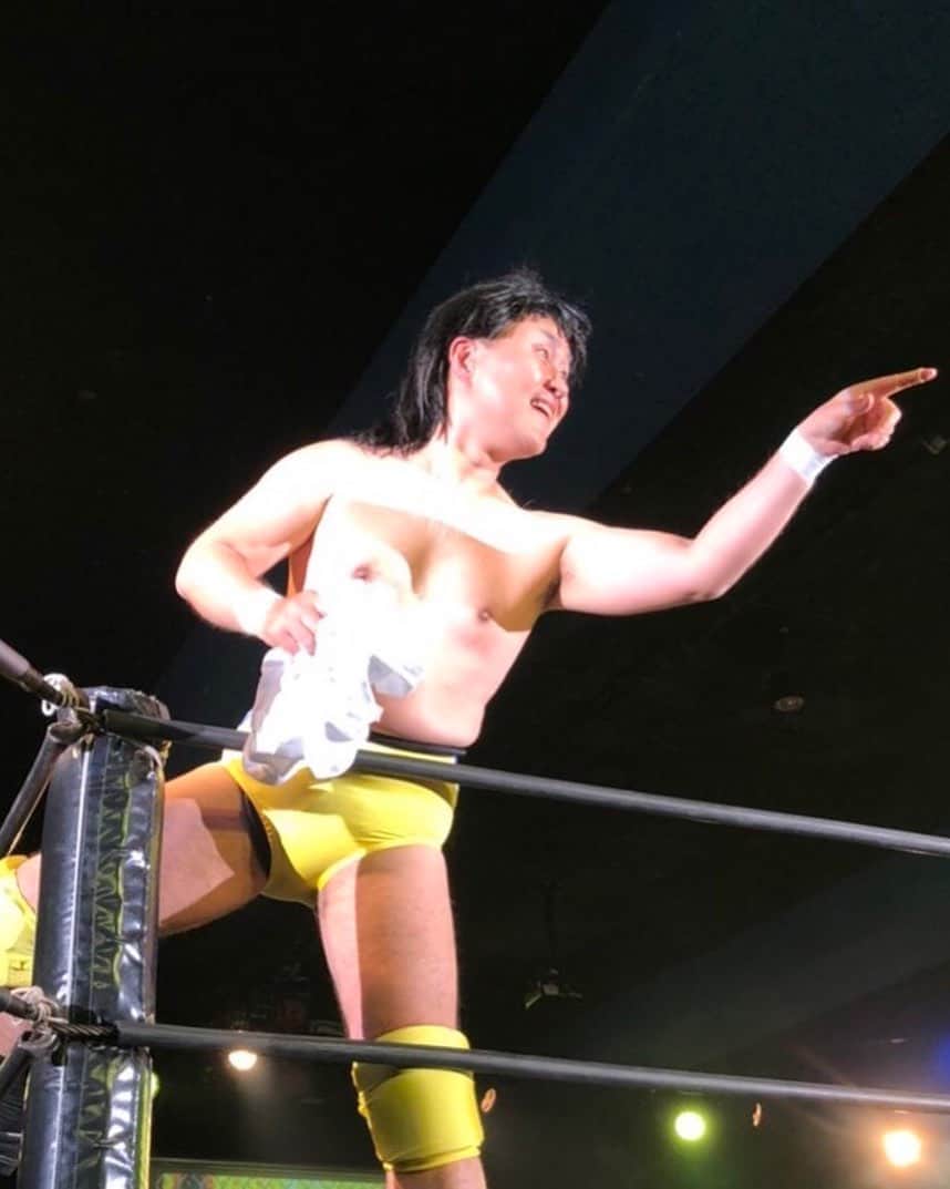 のインスタグラム：「『元気出せよぉ〜⤴️』 ハッ、ハッ、ハッ、はぃどうも馳浩です。 気がつけば、2020年も半分終わったよ〜😅 明日からは後半、ハッ、ハッ、ハッ、 おーい！どうした〜⁉︎ みんな元気出して頑張ろうー💪💪 『牛乳飲んでる〜ぅ❓』  #神奈月 #馳浩 さん #衆議院議員 #石川１区 #ノーザンライト #ジャイアントスイング #裏投げ #黒幕 #ハセケン #佐々木健介 さん #武藤敬司 さん #プロレス #630」