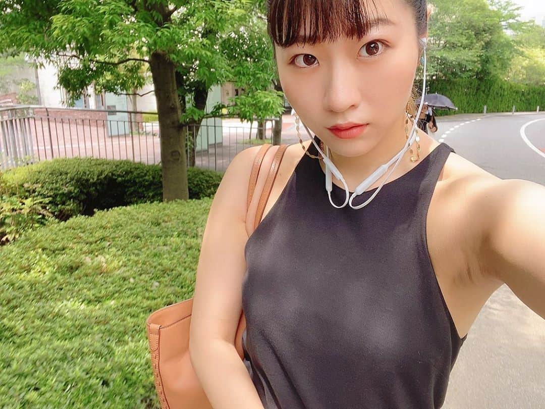 Chiharuのインスタグラム：「是非スワイプして欲しい➡︎ . . 鍛えて肩幅が広くなった筋トレ女子には 肩ががっつり出るタンクトップがおすすめ。 その方がスッキリかっこよく見えるから好き✨✨ 金太郎スタイル❤️🪓 .  #筋トレ女子 #腹筋女子  #減量中  #女性パーソナルトレーナー #美尻トレーニング #お尻トレーニング  #ヒップアップトレーニング  #ミニマルフィットネス #ミニマリスト女子  #nike好き　 #ナイキ女子  #スニーカー女子 #ダイエット方法  #トレーニング女子  #minimalfitness  #minimalworkout」