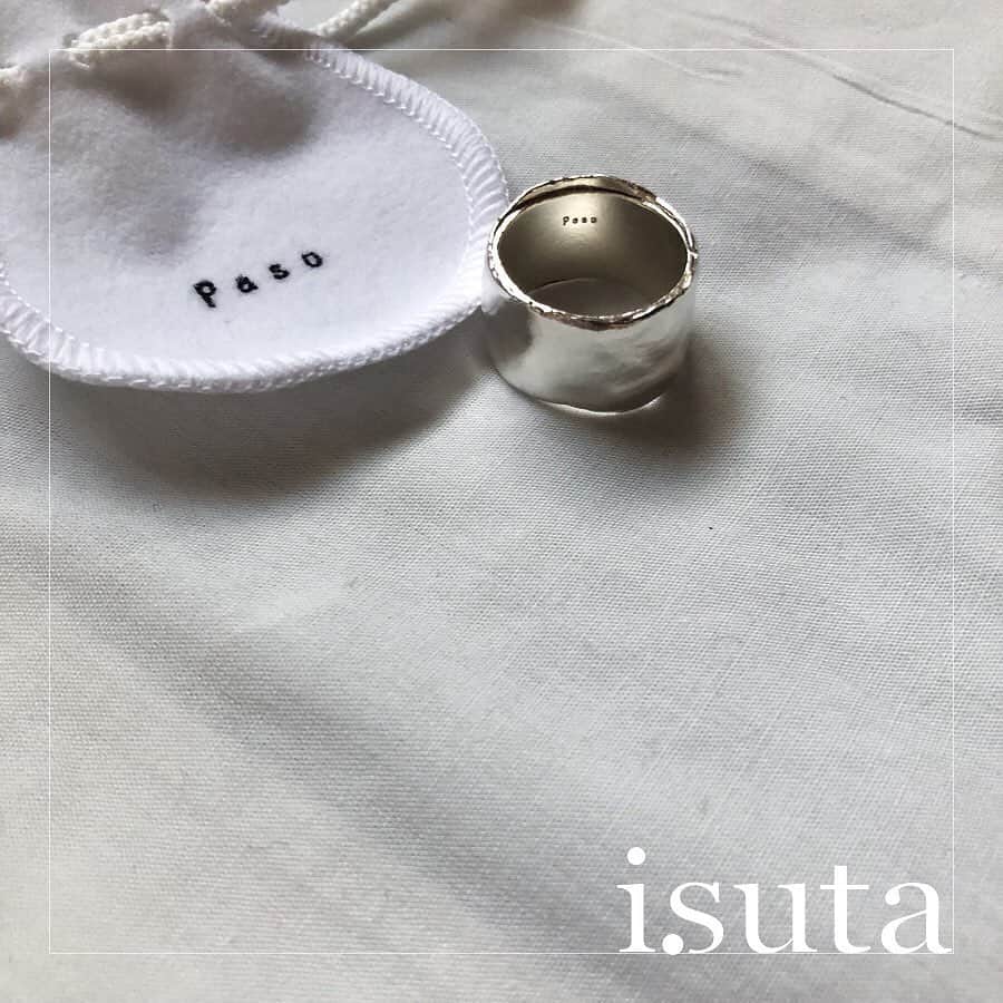 のインスタグラム：「シンプルで高級感のある﻿ 「Paso」のリングが全部かわいすぎるんです♡﻿ ﻿ ﻿ 夏はシンプルな服装になりがちですよね！﻿ ﻿ ﻿ そこでおすすめなのが、毎日付けたくなるような、飾らないリングを多く取り揃えている「Paso（パソ）」。﻿ ﻿ ﻿ Pasoのリングは、まるで肌の一部になるような軽い着け心地なんです♩﻿ ﻿ ﻿ 自分へのご褒美にはもちろん、無駄なものが削ぎ落とされたシンプルなデザインなので、ゴールドとシルバーでカップルでお揃いにしたり、プレゼントにもおすすめです◎﻿ ﻿ ﻿ 詳細はぜひ @isuta_jp トップのURLから記事をチェック！﻿ ﻿ ﻿ photo by﻿ @___syu_98﻿ @popo.8080﻿ @jen__ny7﻿ @chof_﻿ ﻿ ﻿ #isuta #イスタ #isuta_fashion ﻿ #paso #pasojewelry #pasotokyo﻿ #リング #シルバーリング #パソ﻿ #ゴールドリング #silverring #goldring﻿ #accessory #gold #silver ﻿ #おしゃれさんと繋がりたい﻿ #お洒落さんと繋がりたい﻿ #アクセ #シルバー #ゴールド #アクセ好き」