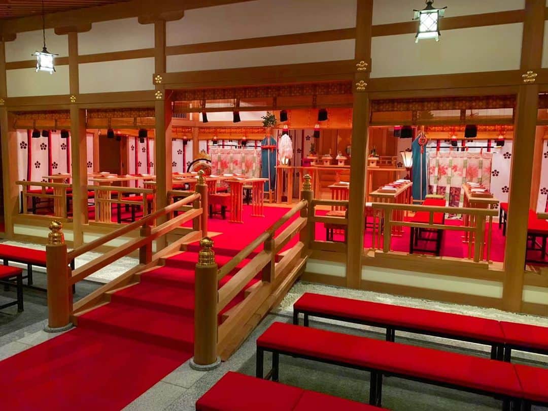 のインスタグラム：「【天翔殿】 厳かで神聖な雰囲気はホテル内ということを忘れさせるほど。 木の香りが広がる神殿で和装を着て 特別な1日に♪  #ホテルモントレ大阪#ホテルモントレ#モントレ#モントレ大阪#結婚式#和婚#和装#和装結婚式#神殿#色打ち掛け#白無垢」