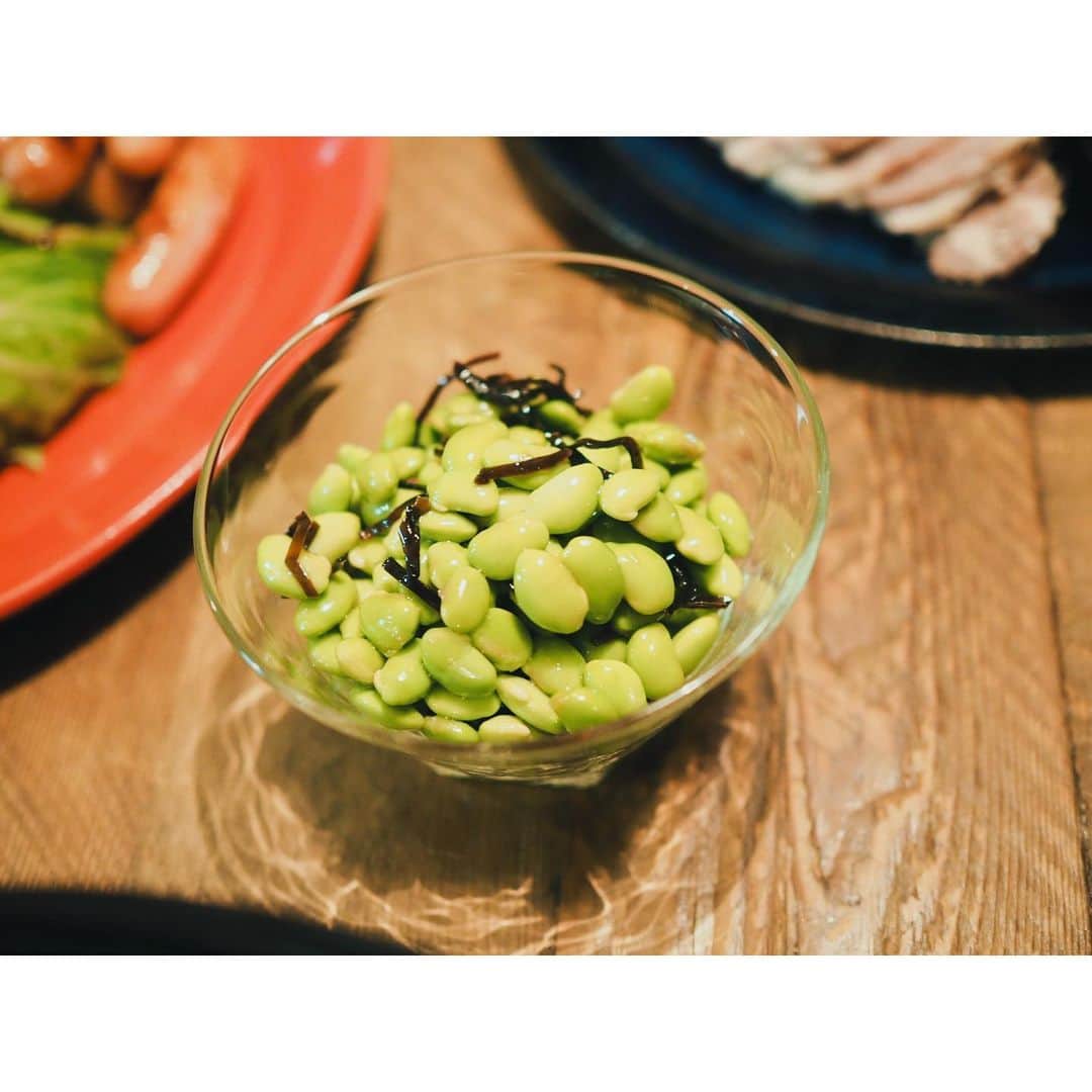 高山都さんのインスタグラム写真 - (高山都Instagram)「昨日は、撮影で作ったゴハンやら試作してみたものを、仲良しのサロンチームが食べに来てくれました。 レシピおこししながら、色々作る日々。 誰かの美味しいや感想は、前向きなパワーでしかない。 1時間で一気に作ったわりに、なんだか楽しいテーブルになりました。 ササミとバジルと大葉ジェノベーゼの春巻き 枝豆塩昆布ナムル キャベツとソーセージのサブジ アメリカンチェリーとトマトでイワシのマリネ 塩豚ポッサム 豆腐のお好み焼き @abbeyrisakubo が教えてくれながらレシピ記録w #みやれゴハン 笑いすぎて、カロリーめっちゃ使った夜、最後は脳の強制終了で幕を閉じました。 起きたら片付けも戸締りもされてて、最高の妹分たちやん！」6月30日 19時07分 - miyare38