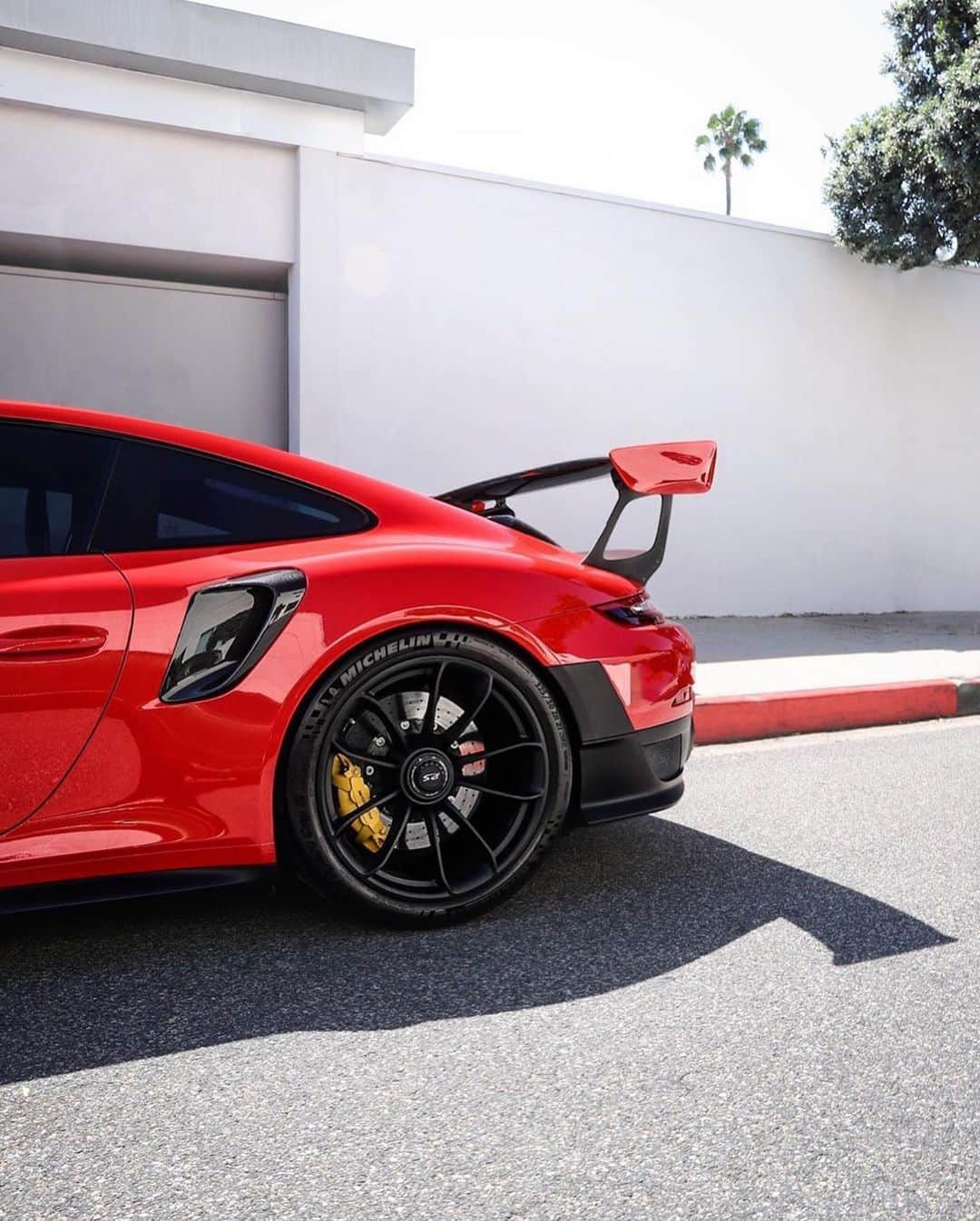 CarsWithoutLimitsさんのインスタグラム写真 - (CarsWithoutLimitsInstagram)「Guard Red #Porsche #GT2RS Photos @lacarspotter_  #carswithoutlimits」6月30日 19時09分 - carswithoutlimits