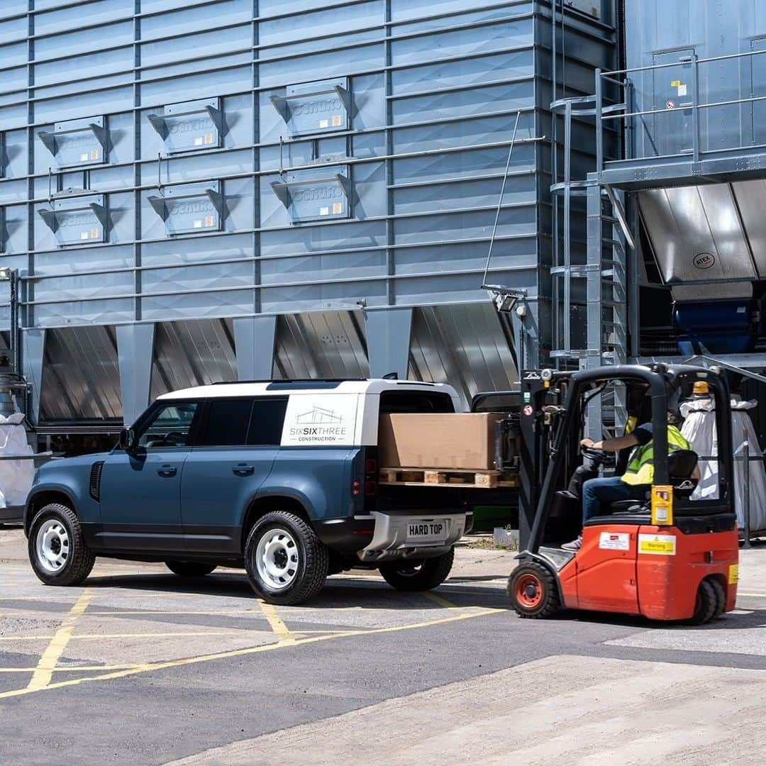 Land Roverさんのインスタグラム写真 - (Land RoverInstagram)「The New #LandRover #DEFENDER means business. Introducing Land Rover’s most durable and capable commercial vehicle ever, the New Defender Hard Top Body available in both 90 and 110 versions. Tap the link in our bio to learn more.   #TeamDefender #NewDefender #4x4 #SUV #CommercialVehicle #DefenderHardTop @landroversv #SV」6月30日 19時11分 - landrover