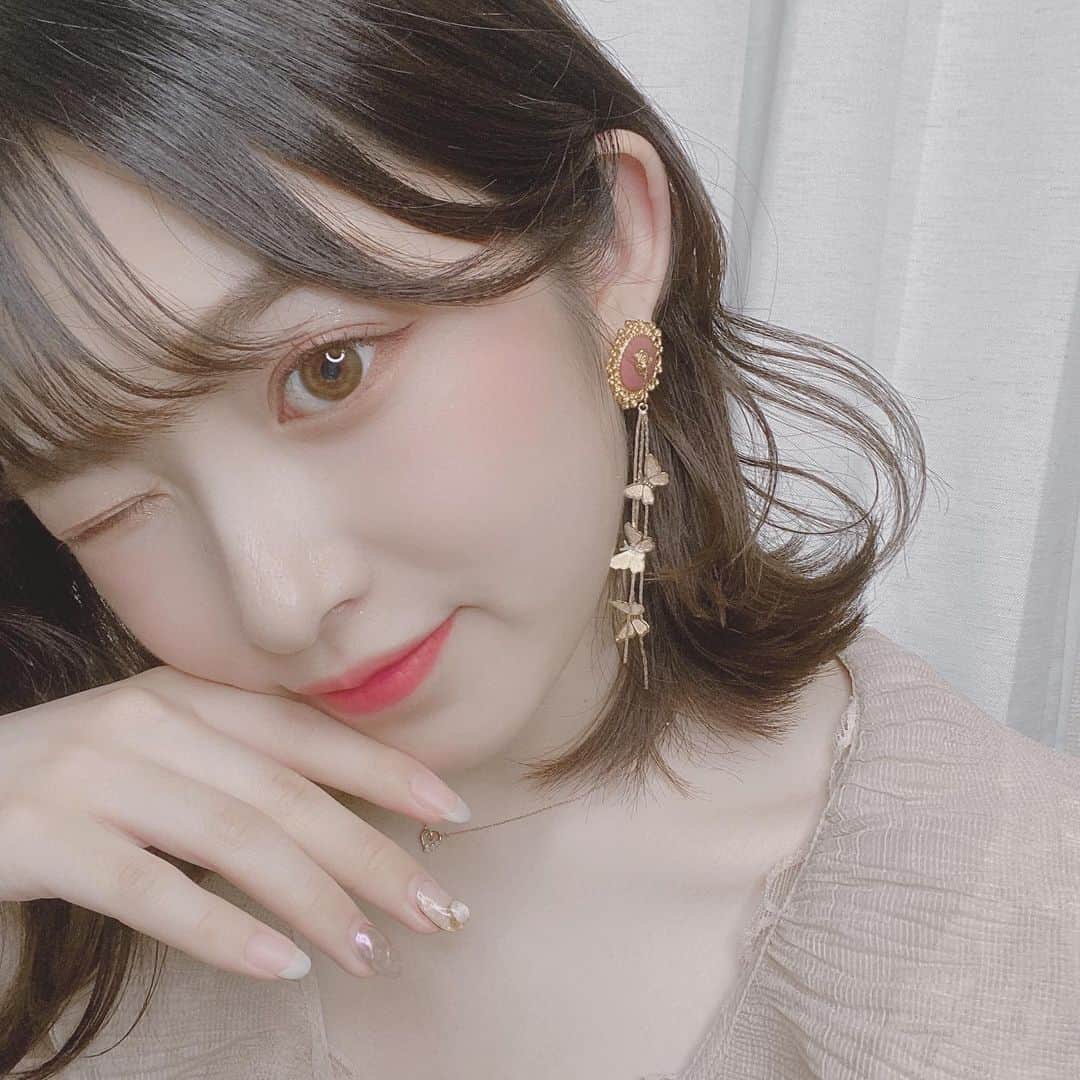青木菜花のインスタグラム：「.﻿ .﻿ "お知らせです"﻿ ﻿ 今回　@mignonnebijoux_accessory さんとコラボピアスを﻿ 作らせて頂きました🥰﻿ ﻿ 薔薇と蝶々がとっても可愛い、淡いピンクもまた女の子らしくて凄く可愛い🥺﻿ みんなの手にもとっていただけたら嬉しいな〜🦋🌹﻿ ﻿ 7月12日(日)21時〜発売開始です♡﻿ ﻿ お揃いしましょ！！！🤍﻿ .﻿ .﻿ #コラボピアス #コラボ商品 #ピアス #アクセサリー #instalike #instagood #lfl #l4l」