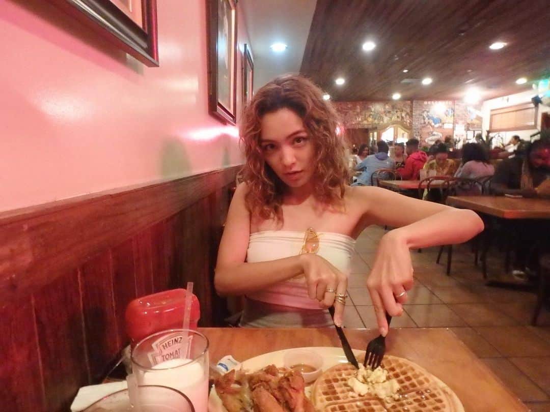 ステファニーのインスタグラム：「🍗🧇🇺🇸 ジャンク食べたい！ 旅行行きたーい！！」