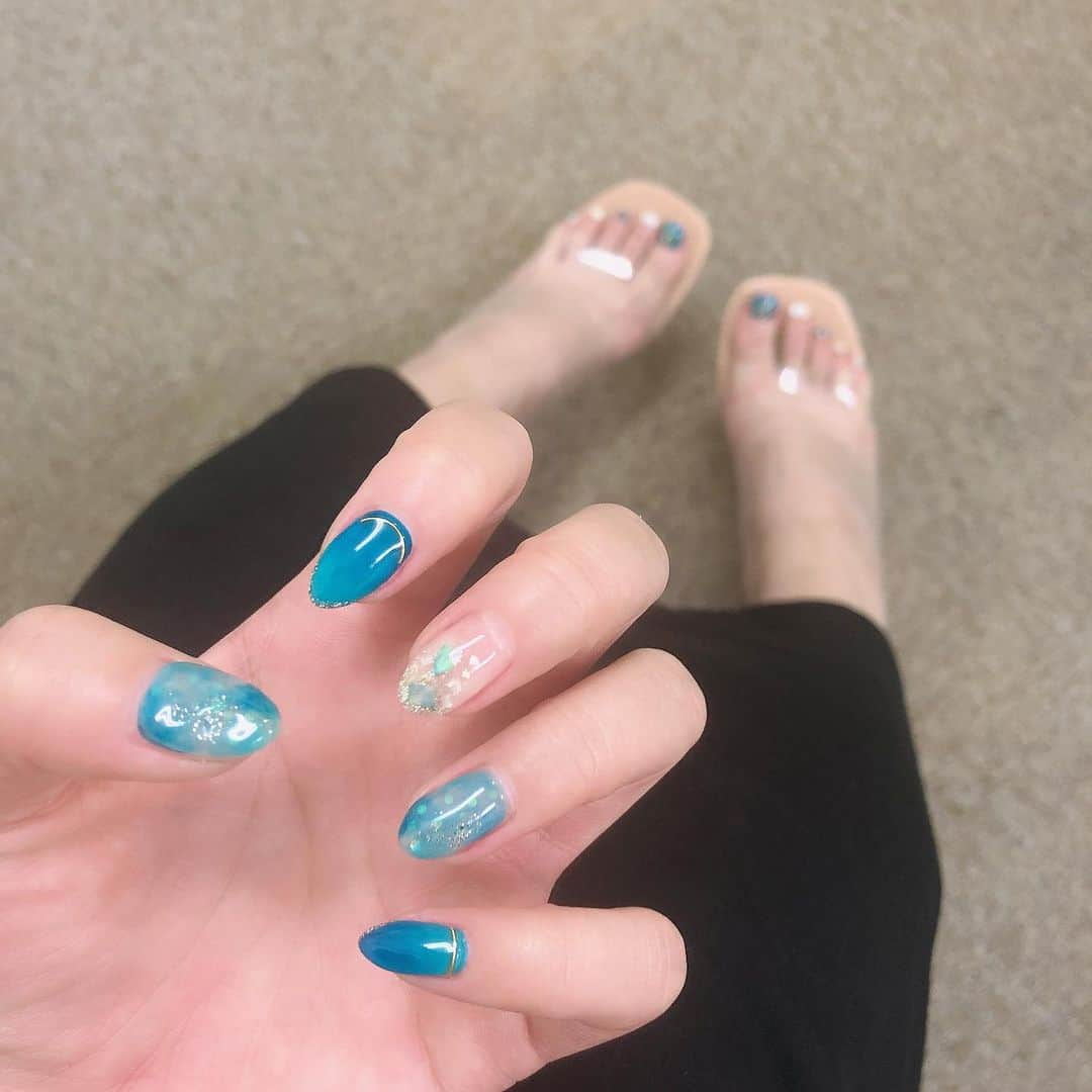 本間紗理奈のインスタグラム：「夏ネイルにしてきた🌊フットとハンド同じカラーで💅  #夏ネイル #ジェルネイル #7月ネイル」