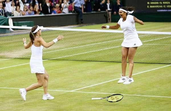 サニア・ミルザさんのインスタグラム写真 - (サニア・ミルザInstagram)「Missing @wimbledon right now and one of the best moments of my life with @martinahingis80 🎾 💕 🌱 #SanTina」6月30日 19時22分 - mirzasaniar