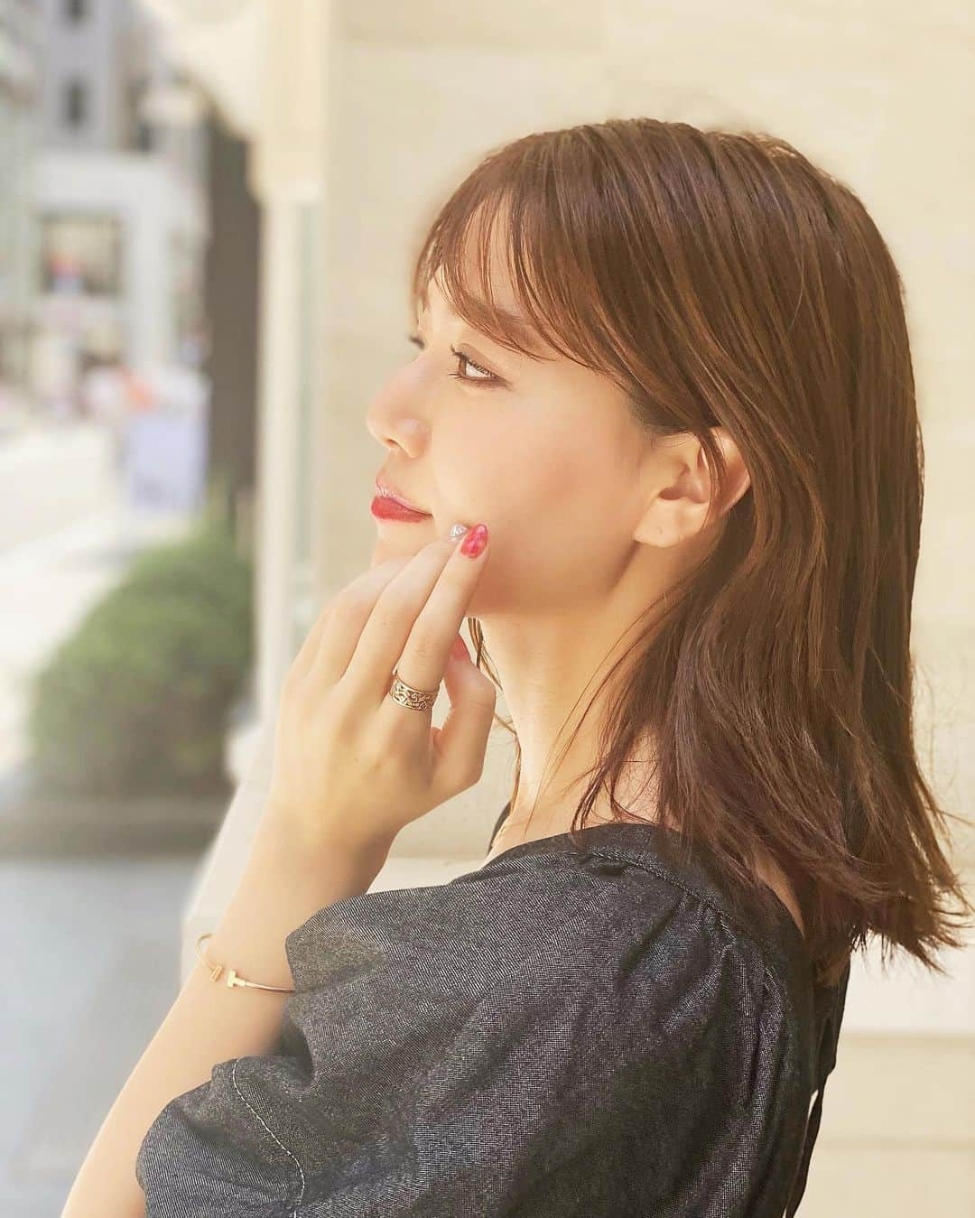 石井里奈さんのインスタグラム写真 - (石井里奈Instagram)「こんばんは❤️ . 今夜の投稿は新しいネイルとリング💅💍 . 夏なのでリングも華やかに @sanajewelry_official_ のアラベスクリングのピンクゴールドを💍 アラベスクは、良い事を絡めて離さない様にしてくれると言われてるんだって💕 キュービックジルコニアがキラキラしてかわいいの❤️ 他のリングと組み合わせても可愛くて最近ピンキーリングの感覚でずっとつけてるよ💕 . そしてネイルは今回も @malvina.salon でオリジナルデザインネイル💕今回のオーダは、大人、可愛い、赤、モテのキーワードでオーダーしたらこうなりました🥰✨💅 . すごく可愛くない？🥺✨ . ネイル中いつもずっとお喋りしてて最高に楽しいんだよね❤️🥰✨ ネイル以外でもご飯行ったりするほど仲良し🙆‍♀️✨💕 . 今日もお疲れ様でした😊✨ . #sana #sanajewelry #silver #pinkgold #サナ #リング #ピアス #シルバー #アクセサリー #PR #ネイル #夏ネイル #赤ネイル #モテネイル #ネイルデザイン #nails #アラベスク #パワースポット #プチプラ #プチプラアクセ #マーブルネイル #ファッション #キラキラ #nailstagram #nailart #ネイルアート #ネイルサロン #snidel #スナイデル #パワーストーン」6月30日 19時25分 - ri7tin1025