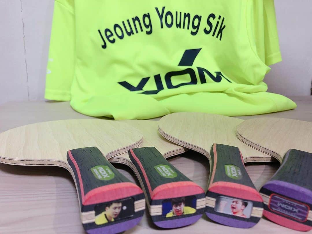 鄭栄植のインスタグラム：「Xiom jeoungYoungSik Icecream Racket 엑시옴 정영식아이스크림라켓🏓새롭게 다시 라켓 판도 더커져서 더안정감이 생기고 좋습니다 제 사진도 들어갔네요😆#탁구#탁구국가대표#정영식#Xiom#정영식라켓#jeoungyoungsik#IcecreamRacket#엑시옴#탁구용품#탁구라켓#스페셜 @xiom_global @xiom.korea @xiom_japan @xiom_argentina @xiom_usa @xiomchiletienda」