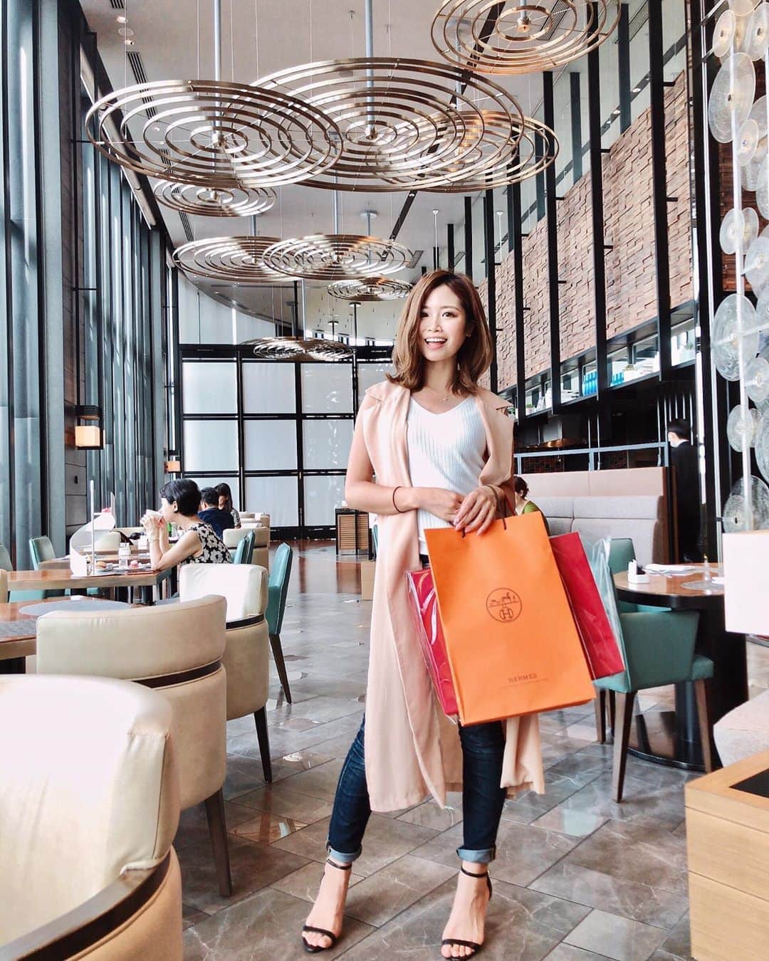 のインスタグラム：「༄ 大阪の時のコーデが見たい！ とのことなので…✨🤗 今回は何もこだわりなくて😂 ． ． ジレ：@forever21  トップス：@hm  デニム：昔過ぎて記憶なし 😂 ． ． です😂 気づけばプチプラコーデでした😆笑 お買い物もできて大満足🥰💗」
