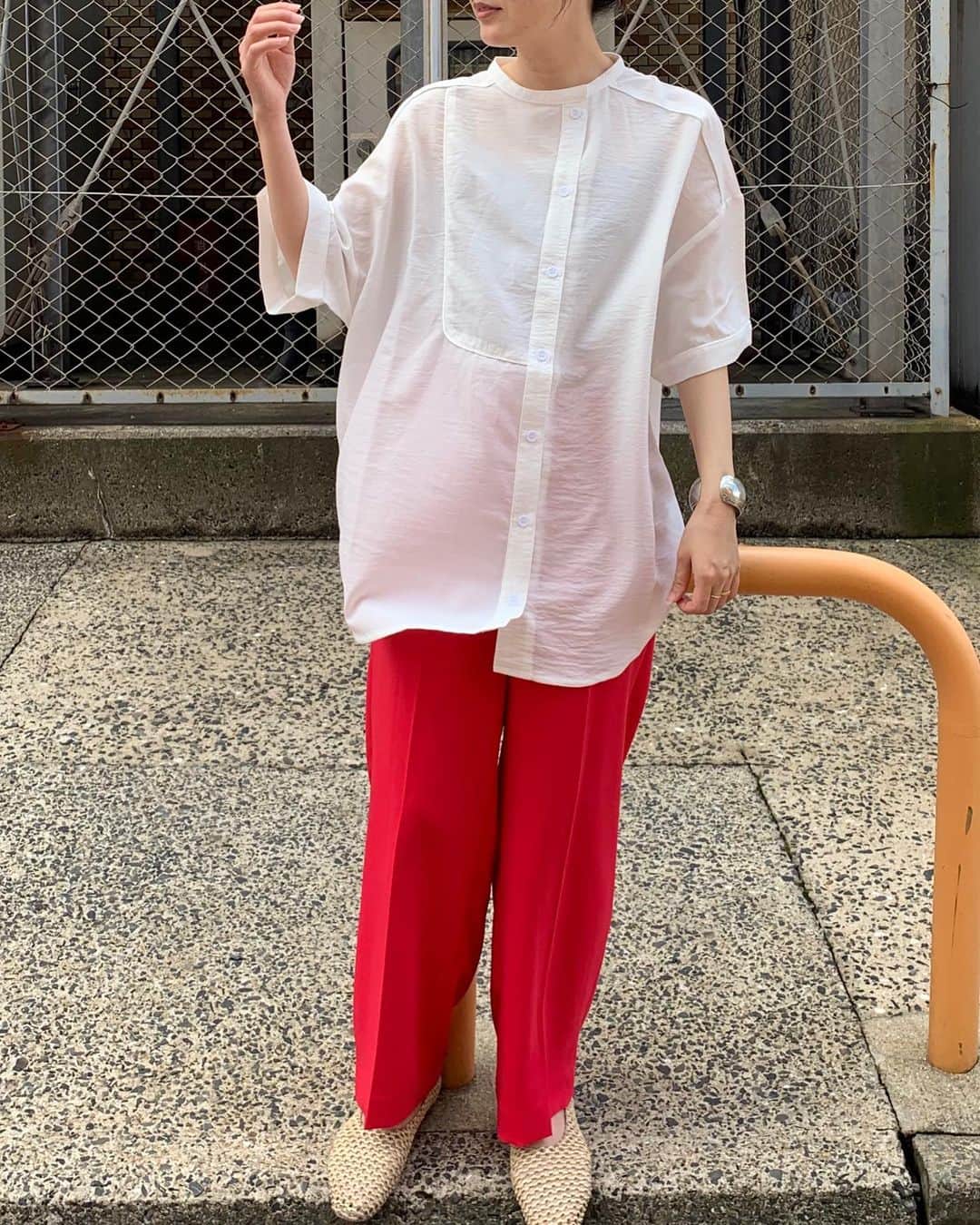 のインスタグラム：「﻿ 　﻿ select mocaのシャツ🌿﻿ アシメになっててかわいい〜のです👌💕﻿ ﻿ ゆるっと着れるサイズ感もよい🙈﻿ ﻿ ﻿ #ファッション#コーデ#コーディネート#fashion #coordinate #code #オシャレ #ootd #outfit #wear﻿ #selectmoca#カラーパンツ」
