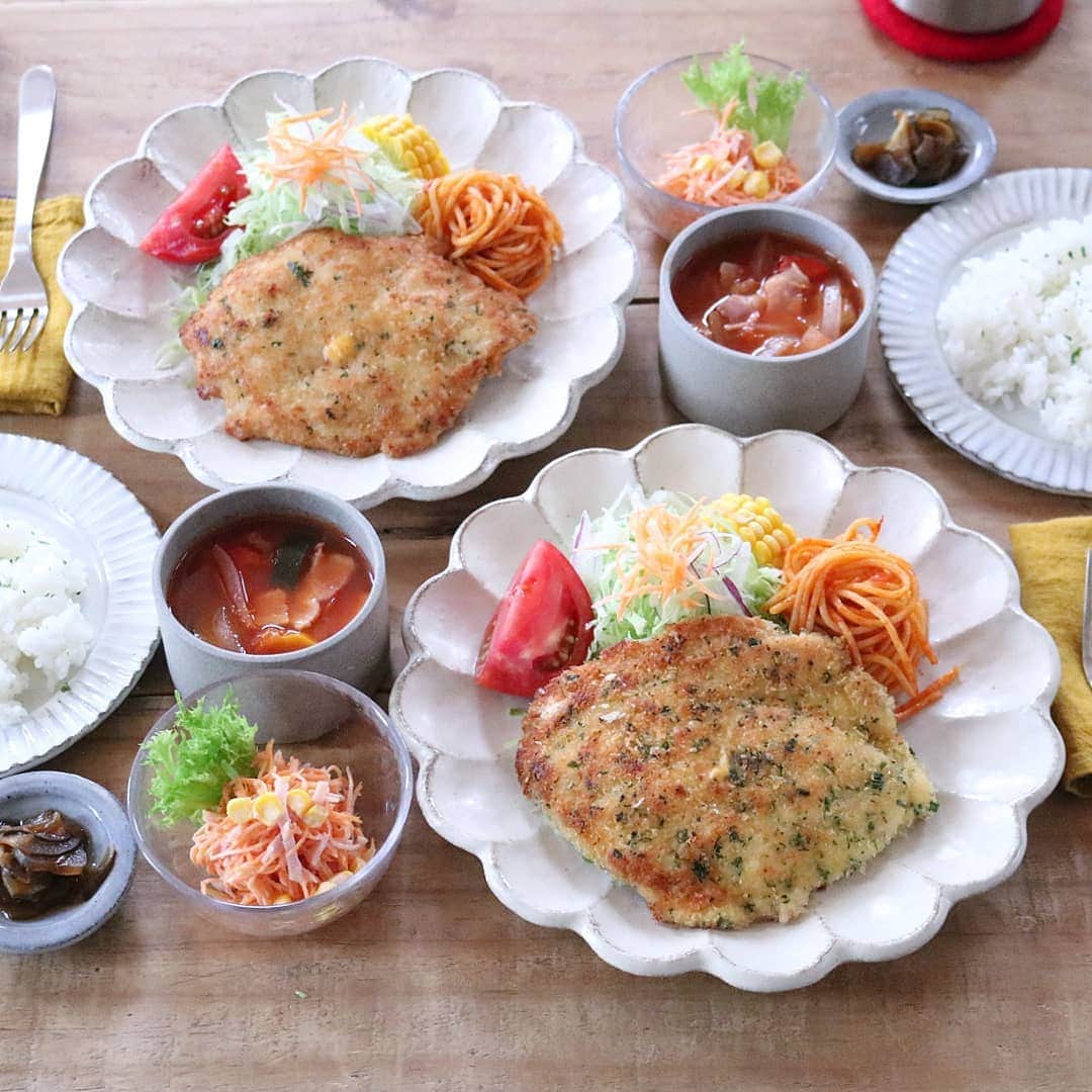 のインスタグラム：「♩ #レシピあり . . チーズインささみカツレツ✏️ 人参とハムのサラダ ミネストローネ . . 子供たちに人気のメニュー チーズインささみカツレツ✨ レシピ↓ . . . 🍳【チーズインささみカツレツ】２人分 . . 🥕【材料】 ささみ　４本 とろけるチーズ　２枚 塩コショウ　適量 薄力粉　適量 卵　１個 〇パン粉　３０ｇ 〇粉チーズ　大さじ１．５ 〇パセリのみじんぎり　適量 ★オリーブオイル　大さじ２～３ ★バター大さじ１ . . 🥕【つくりかた】 ①ささみは筋を取り、包丁で開く。ビニール袋に入れ、めん棒で叩いてのばす。  ②ささみ２枚でとろけるチーズを挟む。塩コショウする。  ③バットなど平らな器に〇を入れて混ぜる。  ④②にうすく薄力粉をまぶす。卵をからめて③を全体に付ける。  ⑤フライパンに★を入れて加熱する。中火で④を両面焼いたら出来上がり♪ . . ☝【コツ・ポイント】 パセリは今回は生のパセリをみじん切りにしました。 乾燥パセリでもOK ドライバジルなどを入れても美味しいと思います♪ . . #yunaご飯#丁寧な暮らし#lin_stagrammer#kurashiru#delistagrammer#Japanesefood#ロカリキッチン#デリスタグラマー#クッキングラム#クッキングラムアンバサダー#タベリー#フーディーテーブル#Kissカメラ#iegohanphoto#てづくりごはん365#おうちごはん#おうちごはんlover#ママリクッキング#マカロニメイト#おうちごはん通信#おうちごはん革命#キッチングラム#おうちカフェ#夜ごはん#晩ごはん#dinner#レシピ#シャキッと夏ごはん」