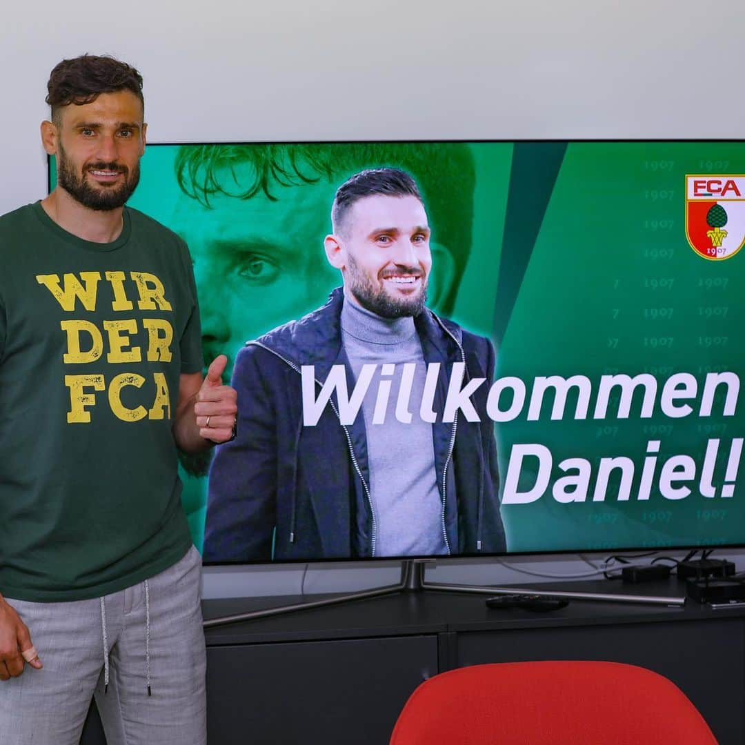 FCアウクスブルクさんのインスタグラム写真 - (FCアウクスブルクInstagram)「👋 Willkommen im Team, @danielcaligiuri18! 😍🤙 #FCA #FCA1907 #fcaugsburg #Caligiuri」6月30日 19時35分 - fcaugsburg1907