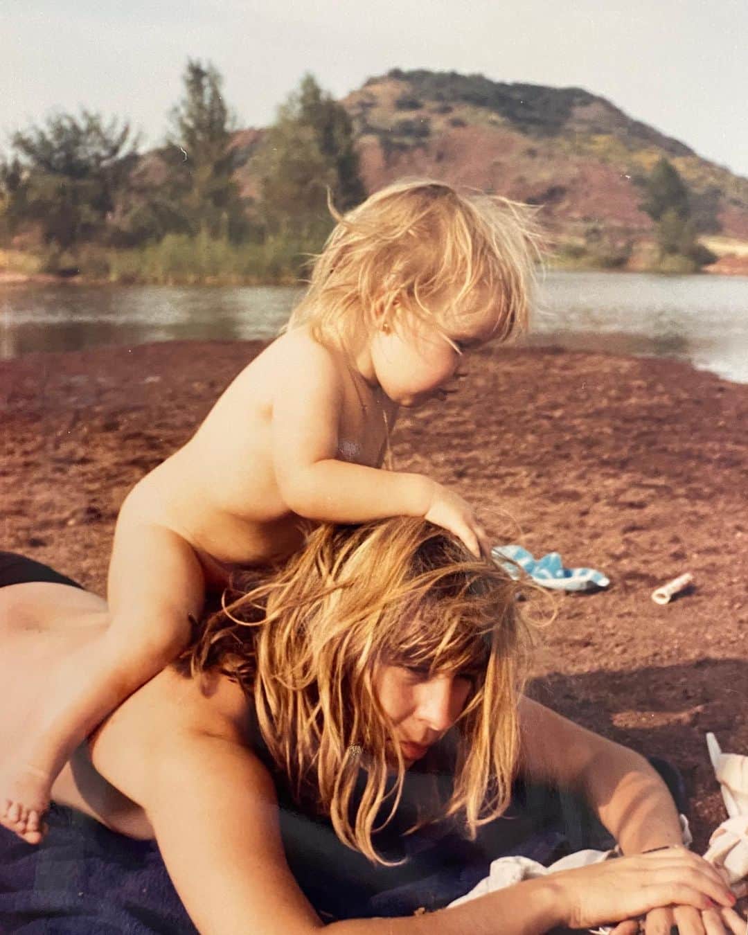 エステルデヴェのインスタグラム：「Finding some gems at home.. Maman and I, Lac du Salagou, 1985. I’m already wearing the same necklace and pendant I still wear everyday. God knows how I didn’t take it off as a child.」