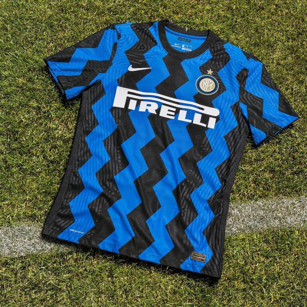 のインスタグラム：「. インテルの来季ユニフォームが発表⚫️🔵 . 📷Photo by NIKE . #inter #internazionale #インテル #ユニフォーム #uniform #kit #ナイキ #nike  #セリエA #seriea #football #calcio #サッカー #⚽️ #サッカーキング」