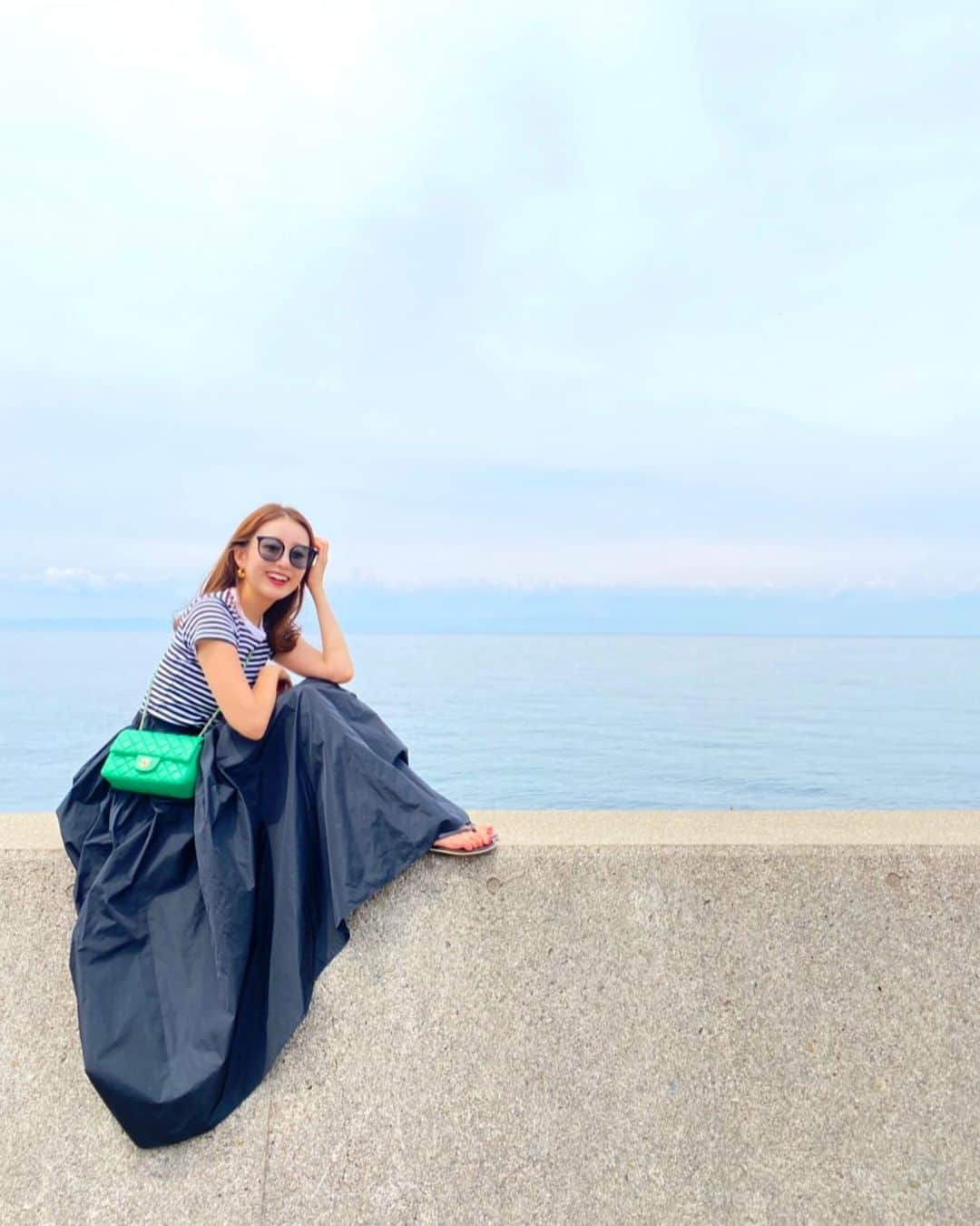 のインスタグラム：「. . いつかの🖤🤍💚 . . skirt#tomorrowland @tomorrowland_womens  tops#muji @muji_global  bag#chanel @chanelofficial」
