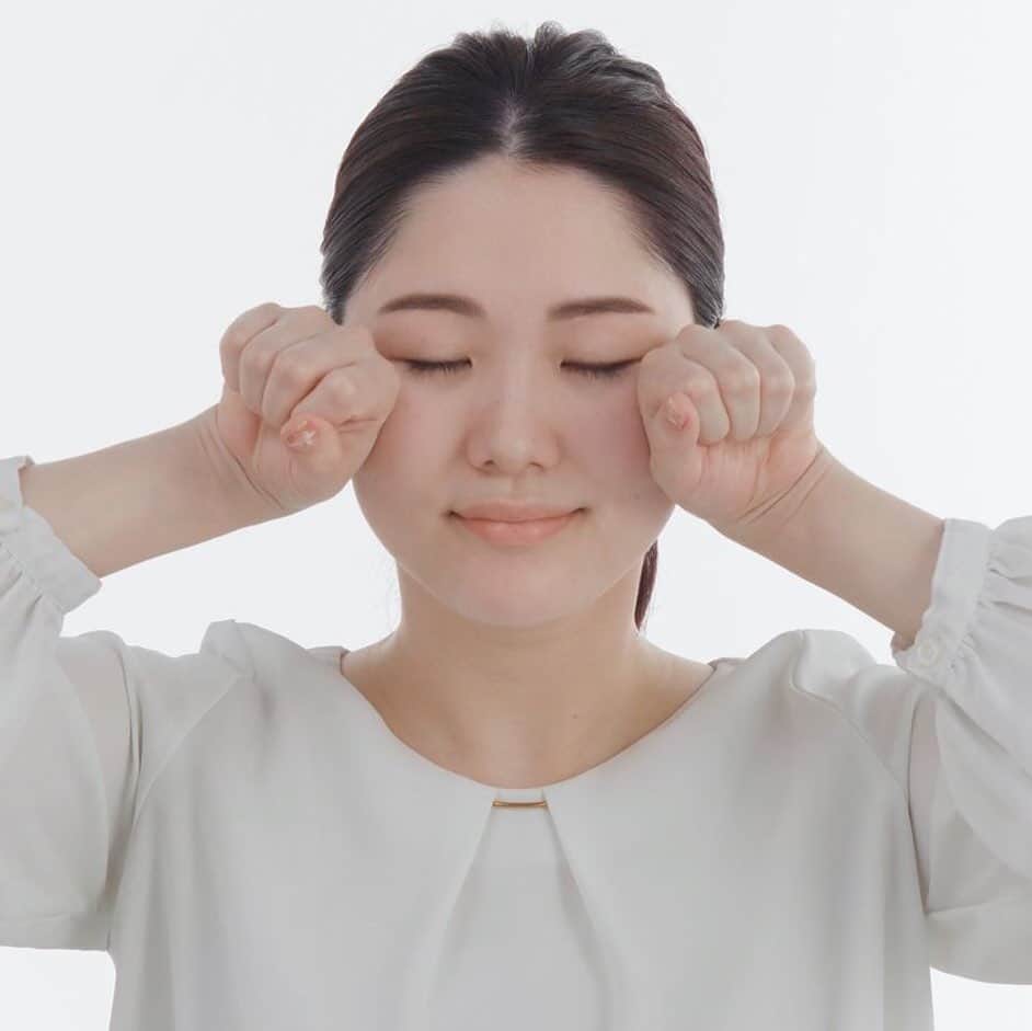 資生堂 Shiseido Group Shiseido Group Official Instagramさんのインスタグラム写真 - (資生堂 Shiseido Group Shiseido Group Official InstagramInstagram)「When wearing a mask, remember to use sunscreen, and apply it thoroughly. Masks don’t shield from UV rays, and the extra sweat and rubbing can cause your sunscreen to come off.  Tips for efficient application: • Use sunscreen that’s resistant to sweat, heat, and friction. • First apply to the entire face, then apply an extra layer to the easy-to-rub-off zone (yellow highlight, image 1). • Spread on the skin using the back of your hands for better retention (image 2, 3). • Don’t forget about the highlight zone in subsequent reapplications.  #STAYSAFE #fightcovid19 #sunscreen #skincare #suncare #beautytips #shiseido」6月30日 19時45分 - shiseido_corp