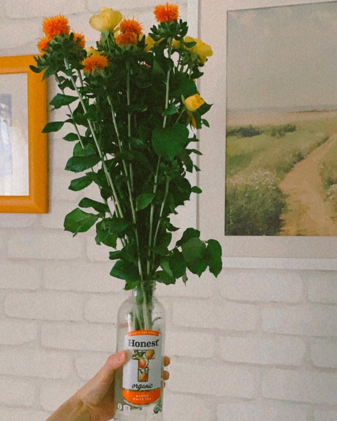 LINA（吉村リナ）さんのインスタグラム写真 - (LINA（吉村リナ）Instagram)「My entire house is turning into a little garden 🌹🌱🌻🌿✨ ⠀⠀ おうちが丸ごとお庭のようになってきてる☺️🌿引っ越す前に思い描いていたとおりで...不思議。 ⠀⠀ 全てのドライフラワーは、 頂いたお花たちが枯れそうな頃につるして、ハンドメイドしています🕊 花瓶は、再利用しているビンなどを使っています♻️   #handmade  #reuse」6月30日 19時38分 - lina3336