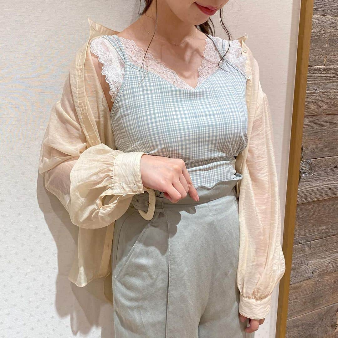 デイシーさんのインスタグラム写真 - (デイシーInstagram)「. Summer coordinate 🐠🤍 . . バックデザインの可愛い swimmy check キャミビスチェ♩ . 取り外し可能なインナーカップ付きのアイテムです☺︎✨ . . . . 【DEICY大阪店営業時間変更のお知らせ】﻿ 新型コロナウイルスの感染拡大の影響に伴い営業時間を短縮しておりましたが、7月1日(水)より、下記の通り営業時間を一部変更し、通常営業いたします。﻿ ﻿ ■6月1日(月)～6月30日(火)﻿ 物販店:11:00～20:00﻿ ﻿ ■7月1日(水)～当面の間﻿ 物販店:11:00～21:00﻿ ※毎週日曜日は20:00閉店﻿ ﻿ ﻿ ■なお、お客様に安心して﻿ お買物をしていただけるよう、﻿ 新型コロナウィルス感染拡大防止策を﻿ 講じた上で営業いたします。﻿ ﻿ ご来店いただくお客様には﻿ ご不便をおかけすることもございますが、﻿ 何卒ご理解・ご協力を賜りますよう﻿ 心よりお願い申し上げます。﻿ ﻿ ﻿ DEICY大阪 . . #deicy #mecouture #deicyosaka #fashion #coordinate #ootd #white #ivory #summerfashion #instagood #instafashion #デイシー #ミークチュール #ファッション #コーデ #コーディネート #梅田エスト #梅田est #シアーシャツ #バックシャン #ミントカラーコーデ #夏服コーデ」6月30日 19時39分 - deicy_official