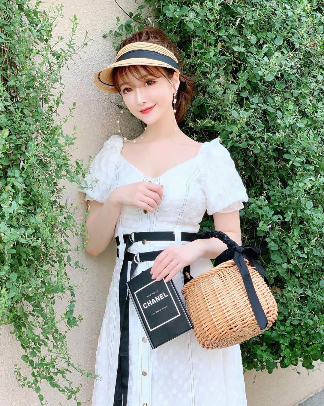 のインスタグラム：「✔︎ 𝑀𝑜𝑛𝑜𝑡𝑜𝑛𝑒 𝐶𝑜𝑑𝑒🖤 ・ 載せそびれていたいつかの晴れた日のコーデ✔︎ ・ やっぱりお洋服って夢があるなぁ🖤 組み合わせやテイストは無限大で、 最高のコーディネートに出逢うと 飛び跳ねたいくらい楽しいですよね✨ ・ 新しい自分に出逢わせてくれるのもFashion🖤 ちょっと浮かない日も 最高のコーディネートに出会えば 一歩前を向くパワーをもらえる気がしています✔︎ 自分らしさを大切にしながらも 時には変化やスパイスを楽しむのも醍醐味です🖤 ・ ・ #ootd #outfit#instafashion#instastyle#chanel#chanellover#monotone#sunvisor#サンバイザー#モノトーンコーデ#かごバッグ#フープピアス#californiastyle #ponytail #ポニーテールアレンジ#ポニーテール#ホワイトコーデ #tokyojapan」
