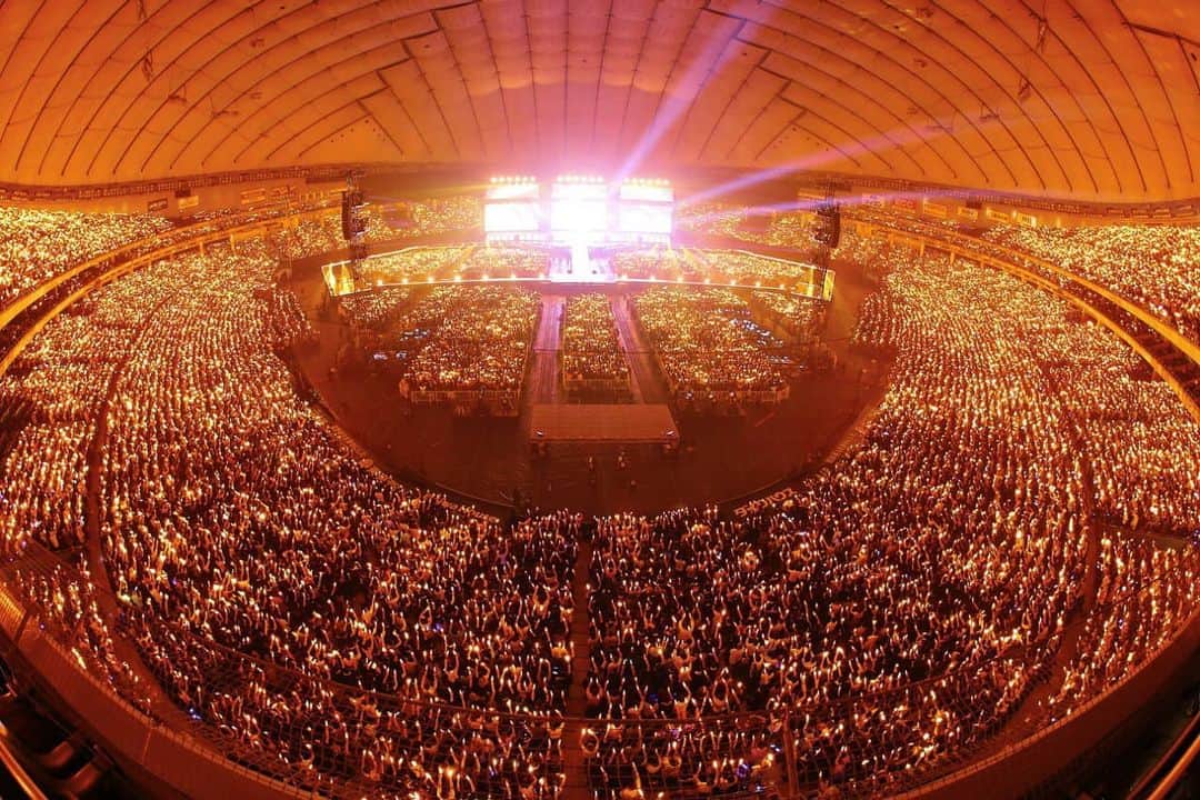 のインスタグラム：「. ラブライブ！ １０周年おめでとうございます。 ありがとうございます。 歌手としてデビューしてくすぶっていて、いい加減就職しようとしていた自分が ひょんなきっかけでオーディションをうけて 関わらせていただいて、 まさかのまさかで。 こんなにたくさんの人達に愛されて。 最後まで素敵に駆け抜けさせてもらえた。  "奇跡それは、今だ、ここなんだ！！" という時間。  μ'sにとって"今"という言葉はとても大事な単語で。 その"今"がまだ続いてることにとても驚きつつ、感謝しています。 いつ見てもいつでも青春を感じれるラブライブ！ まだまだ続いていきます！ そんなラブライブ！の礎としてこれからも、皆様と一緒に楽しくラブライブ！していきたいです！❤️ ありがとうを、君に！ #lovelive #μs #ラブライブ　#Anniversary #10th」