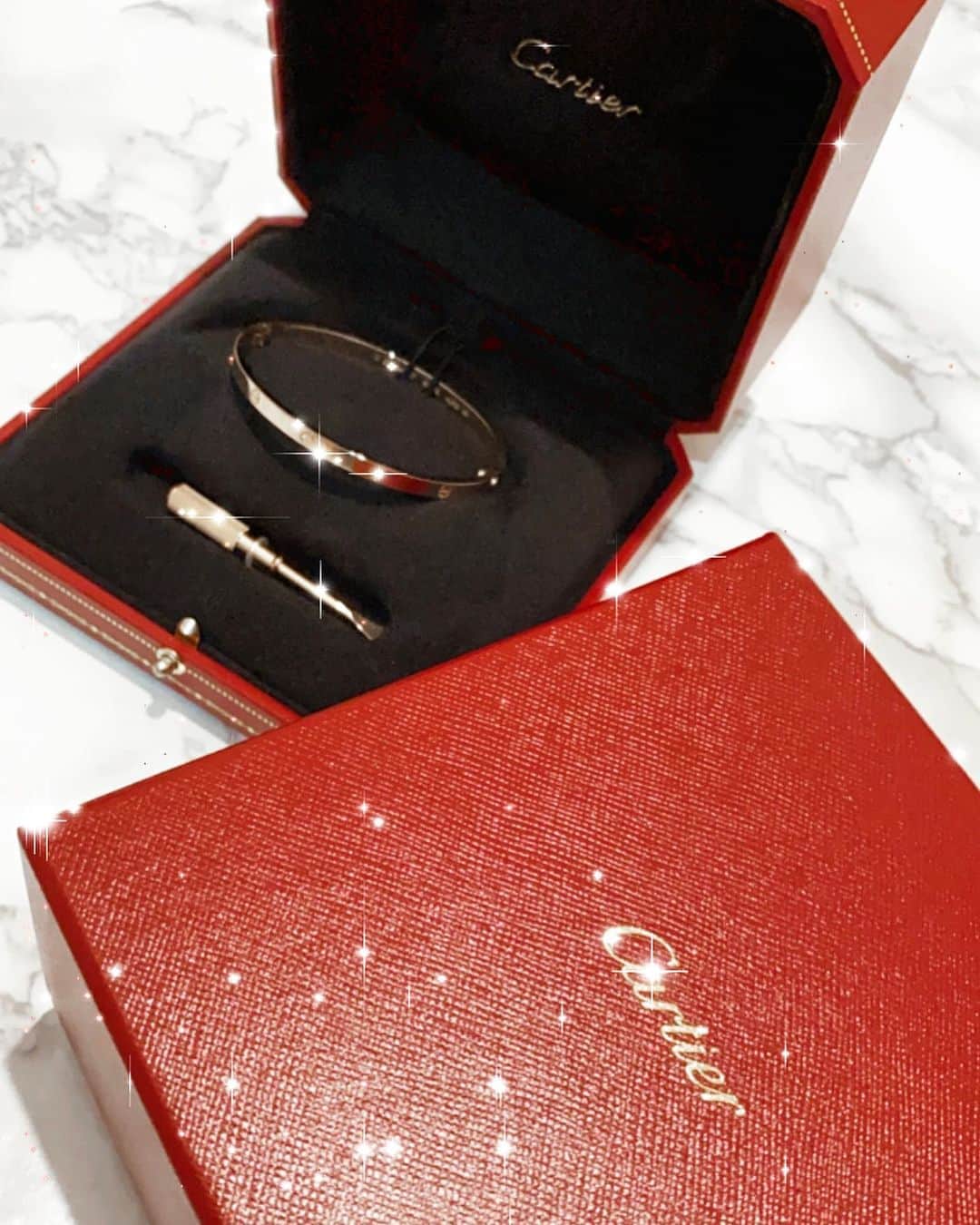 のインスタグラム：「omg😳😳😳😳❤️ . . . 突然何かと思ったら この間結婚記念日だったから。 と😳😳😳😳💦❤️ . 今年はディナーもいかず 特に何もせずに終わった記念日 だったんだけどまさかの後日にこんな サプライズがあるとは🥺 . . . . . すっかり娘中心の生活。 基本はもちろん娘の パパ、ママであること。 だけど、やっぱり 付き合っていた時みたいに 少しでもいいから 2人の時間や会話を作ることは とっても大切だなって 最近つくづく思うの。 一緒にいすぎるとさ、 どうしても慣れてくるし、 感謝を伝えることも ついついなくなりがちだけど この前改めて、papaと 色々な話をしてお互い 面と向かって感謝の気持ちを 伝え合ったらとってもhappyな 気持ちになったよ☺️ だから絶対絶対、何年経とうが お互いに感謝の気持ちを わすれちゃいけないね。 そして恥ずかしがらずに 伝えるのっていいね！！！ . . . たまには息抜きしておいで、と 私に友達との時間や1人の時間を しっかり作ってくれたり 日々、色々なこと理解してくれて 本当にありがとう！！！ これからもよろしくね、papa😊 . . . . . . #4thanniversary #couple #結婚記念日#夫婦#2020」