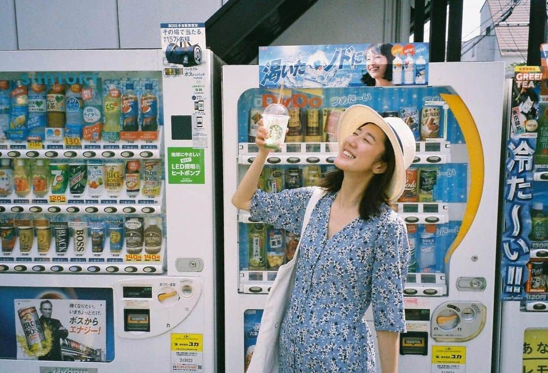 蒼木まやさんのインスタグラム写真 - (蒼木まやInstagram)「・ 明日から大好きな7月で﻿ 夏の始まりにわくわく🍉﻿ 梅雨明けが待ち遠しい。﻿ この日は久しぶりにゆりえちゃんに会って﻿ 久しぶりにスタバに行った日。 ﻿ フィルムで写真も撮ってもらったよ📷﻿ ざらっとした感じが好き。 ﻿ #フィルムカメラ #夏ですね #紙ストロー初体験」6月30日 19時50分 - maya_aoki_