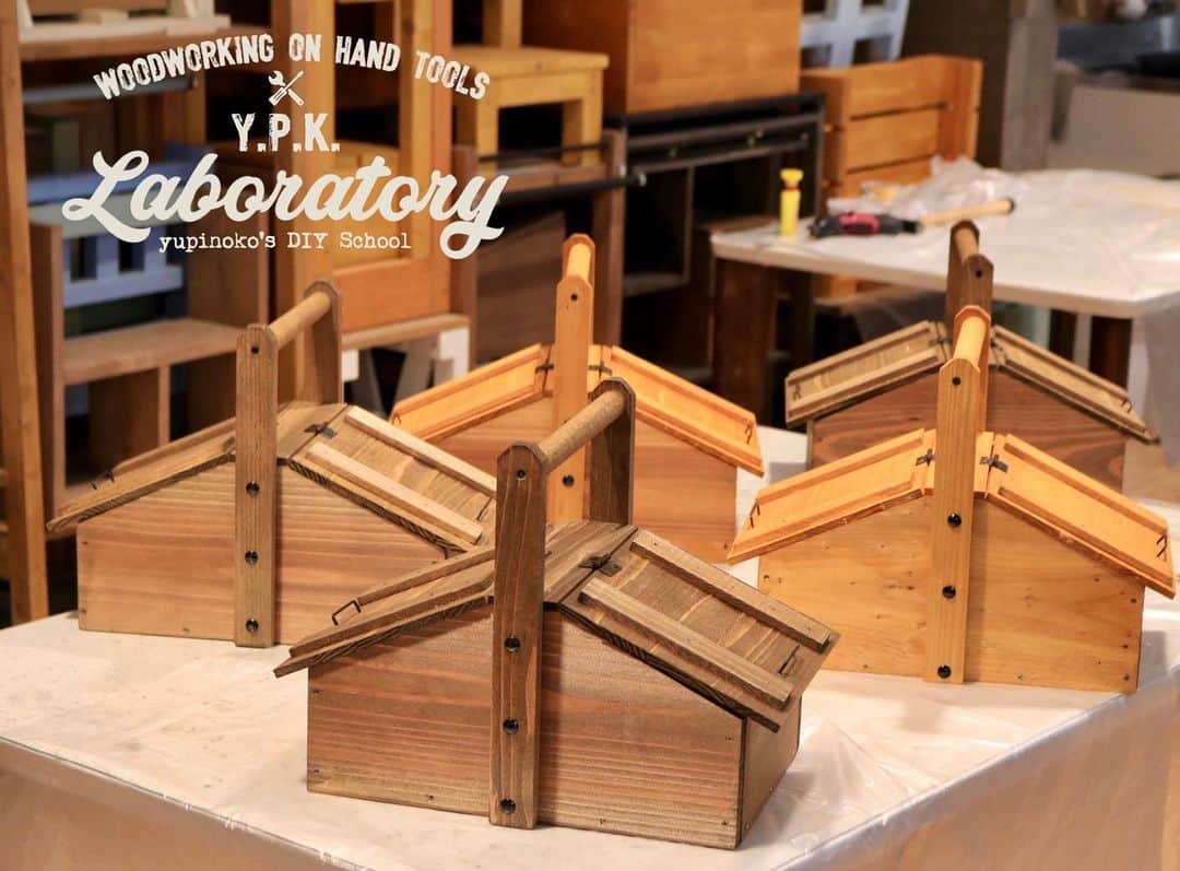 のインスタグラム：「こんばんは☺︎ . . Y.P.K. LABORATORY カインズ 福岡新宮店6月度 ご参加いただきましたみなさま ありがとうございました！ . いつものように一つのテーブルで 向かい合っての作業ではなかったですが  4ヶ月ぶりにみなさんとお会いできて また一緒にDIYができて楽しかったです😭✨ わたし自身人に会うこと自体が久々だったので なおさら嬉しくて嬉しくて嬉しくて😆♫ マスク装着や消毒のご協力もありがとうございました🙏 . 来月は11(土)・14(火)・28(火)の開催です。 作品変わってナイトテーブルになります。 7月も楽しみにしています💓 . 8月開催分の受付開始日は、 名古屋→7/8、東大阪→7/9、福岡→7/18です。 ※東大阪は中止回の振替ですので、すでに参加をお聞きしている方はお申し込み不用です。 . . ※※ お持ち帰り袋について ※※ 7/1より作品をお持ち帰りいただいていたレジ袋も有料化となります。(1番大きなサイズで10円) ビニールのシートは無料です。 当日は手提げ袋をご持参いただくかレジ袋のご購入をお願いいたします🙇‍♀️ 作品のサイズを知りたい場合は遠慮なくお尋ねくださいね！ . . 【YPKLAB今後の予定】 ✚ 7/2(木) オンラインワークショップ ✚ 7/4(土) カインズ東大阪店 ✚ 7/5(日) カインズ広島LECT店 ✚ 7/11(土)・14(火)・28(火) カインズ福岡新宮店 ✚ 7/16(木) オンラインワークショップ ✚ 7/17(金) Style Factoryららぽーと海老名店 ✚ 8/8(土) Style Factory名古屋みなとアクルス店 ✚ 8/9(日)・10(月祝) カインズ東大阪店 ✚ 8/18(火)・25(火) カインズ福岡新宮店 ぜひカレンダーに️︎✔︎をお願いします(^^♪ . ※ 万が一、第二波がおこった場合、急な変更や中止の可能性がありますことを予めご了承ください‍🙇‍♀️ . . @diy_style_by_cz . #ypklab#ypklaboratory#ゆぴのこDIYスクール#CAINZ#カインズ#DIYワークショップ#ワークショップ#DIYアドバイザー#パンケース#ゆぴのこワークショップ#福岡ワークショップ#DIY#CAINZDIYstyle#DIYのある暮らし#インテリア#暮らし#DIYイベント#カインズ福岡新宮店#ターナー色彩#オールドウッドワックス」