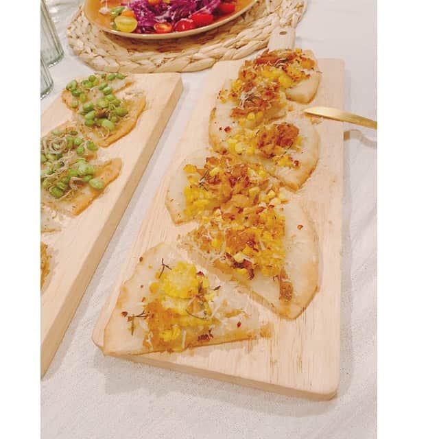 前田ゆかのインスタグラム：「今夜は夏野菜pizzaを作りました！  グルテンフリーの生地に ホワイトミートツナにトウモロコシを合わせて、 焼き上がったらたらパルメザンチーズをかけています。 もう一つは枝豆としらす干しでさっぱりピザ。  どちらも夏向きごはん #おうちごはん #夏向きごはん #こんばんのおかず  #グルテンフリー #クリスピーピザ #maeyukareshipi」