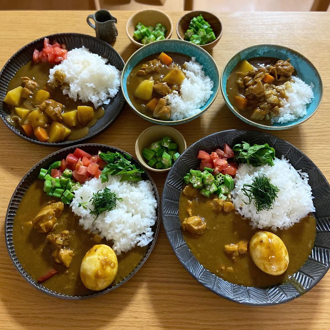 みかさんのインスタグラム写真 - (みかInstagram)「今夜はカレー  * S&Bの 南インド風チキンカレー ケララカレーを 使って作りました。  * スパイスが小包装されて レシピ通りに作るだけで かなり本格的なお味に仕上がり 感動✨ 夫も今までで一番うまい！！と 大絶賛。 美味しくて2人で5皿分完食して しまう😂 辛さも程よい〜  *  普段はおてがルウの お世話になってるけど 時間ある時はスパイスカレーを じっくり作るのも良いな。  * お子さまカレーは ゴールデンカレー甘口で チキンカレーに。 こちらもおかわり続出で 完食御礼😆  *   #晩ごはん#カレーライス#カレー#スパイスカレー#エスビー#エスビーカレーアンバサダー#PR#ケララカレー#南インド風チキンカレー#カレー愛#夕食#curry#curryrice#dinner#spicecurry#おうちごはん#おうちごはんlover#フーディーテーブル」6月30日 20時03分 - mikasko