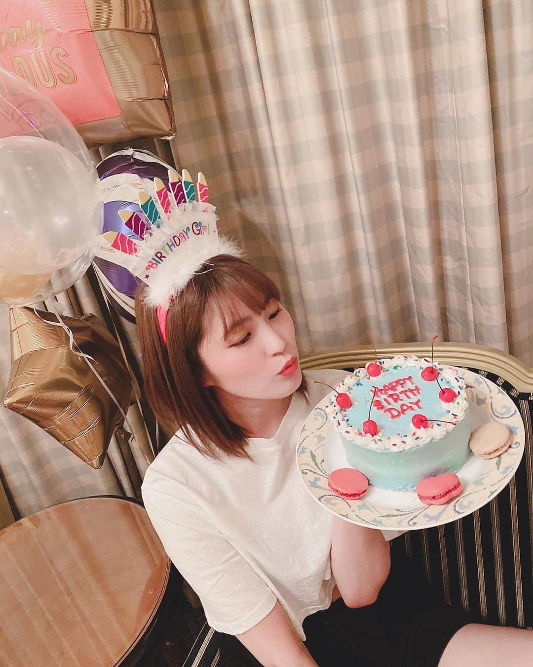 藤本有紀美のインスタグラム：「4月にできなかったからって 親友がサプライズでお祝いしてくれた😘🎂🥂💕 #birthdayparty #surpriseparty #サンキュバースデイ」