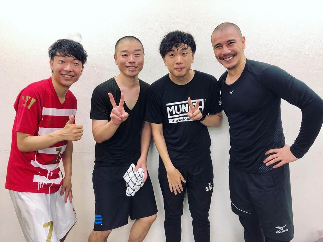 小山英機のインスタグラム：「. コロナの影響で休校していたよしもとサッカースクールが再開しました⚽️ 今回は、アキナさんも参戦🙌 よく秋山さんに顔似てると言われるんですが、似てますかね？ 一瞬、右側がアキナさんやと思った人いますかね？ . #近藤岳登 さん #アキナ さん #サッカー好きな人と繋がりたい #TWICEのサナと繋がりたい」