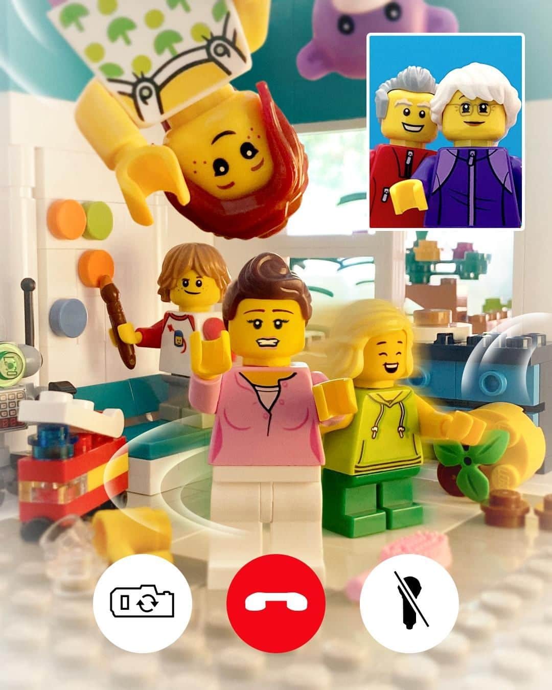 LEGOさんのインスタグラム写真 - (LEGOInstagram)「Every family video call ever 😂   #LetsBuildTogether #LEGO #Zoom #Parenting」6月30日 20時00分 - lego