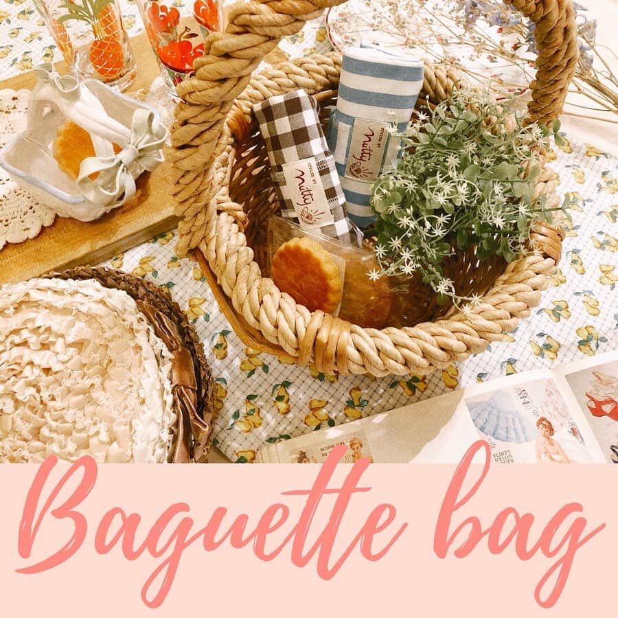 NUTTY Vintage&Collectibleのインスタグラム：「🎈🎈ECO BAG NEW RELEASE🎈🎈 7月1日よりレジ袋の有料化につき 株式会社NUTTYでは新しい試みがスタートします🌈  ◎2020.07.01(wed)12:00- ◎店頭/ONLINE STOREにて発売開始！ ㅤㅤㅤㅤㅤㅤㅤㅤㅤㅤㅤㅤㅤ 🌿NUTTY original ECO BAG🌿 ====================== 🥖Baguette  bag🥖 ¥2,300+tax ====================== 🌼2 COLOR : Green stripe / Chocolat gingham check 🌼3 STRAP COLOR : Black / Brown / White 🌼素材 : Cotton / Polyester ㅤㅤㅤㅤㅤㅤㅤㅤㅤㅤㅤㅤㅤ ショッピングバッグの大きさを参考に少し大きめの作りで、お仕事や通学・ショッピングまで幅広い用途に合わせて大活躍＊ 小さく折りたたんでコンパクトに持ち歩きも可能！ お洗濯もご自宅でOK◎ ㅤㅤㅤㅤㅤㅤㅤㅤㅤㅤㅤㅤㅤ ヴィンテージショップの目線からお洋服に似合う品の良さにこだわり、パーツはヴィンテージのバッグによく使用される真鍮製のリングスナップを使用。 また、バッグと持ち手のカラーをお選びいただけることで、一点ものの特別感に惹かれるヴィンテージ好きにはたまらない！カスタマイズをお楽しみいただけます＊ ------------------------------ ＊店頭限定購入特典＊ 🎪エコバッグポイントカード🎪 Baguette bagを持ってNUTTYでお買い物をしていただきますと、一回のお買い物につき1ptを獲得！ 【1pt=¥100】として次回のお買い物の際に割引ptとしてご利用いただけます。 また、10pt貯めていただきますと、なんと【¥1500off】の割引カードに🎁 ------------------------------ NUTTYはレジ袋有料化はありませんが、皆様に少しでもお役立ていただけますよう、お届けするとっておきのECOバッグ＊ 身近なアイテムからお洒落にサスティナブルファッションを始めましょう🌿」