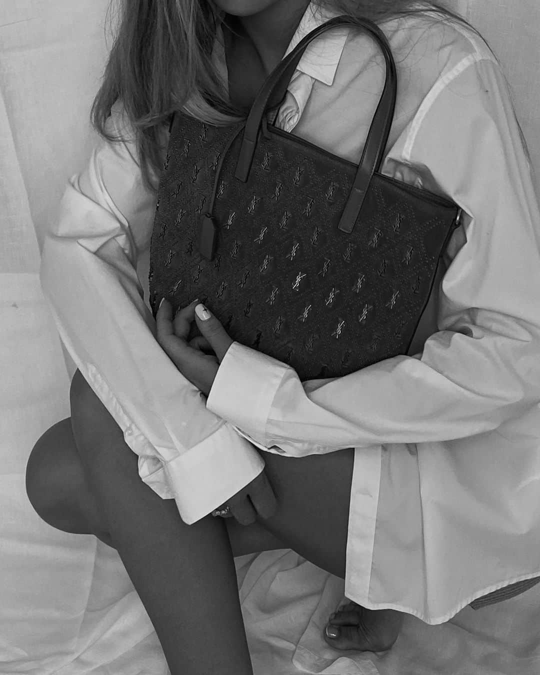Mathilde Goehlerのインスタグラム：「Annonce.. Home studio @ysl 🖤🖤🖤」