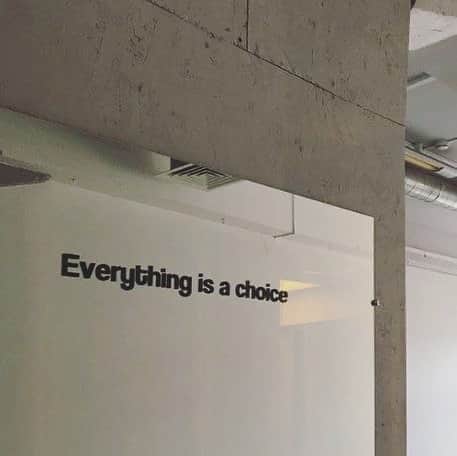 のインスタグラム：「Everything is a choice🌿 . 日々選択の連続ですね☺︎ . 身体に入れるものは大切なので お水もこだわります✨ . 美容にいいナチュラルWater💧🗻 . ボトルのデザインもよくて飽きずに 飲めるから好きです✌︎ . お水って、 毎日毎日のんでると飽きてくるから 見た目も可愛くておすすめですよん❤️ . . #beauty#innerbeauty #healthcare #美容#finewater #veenwater #超軟水」