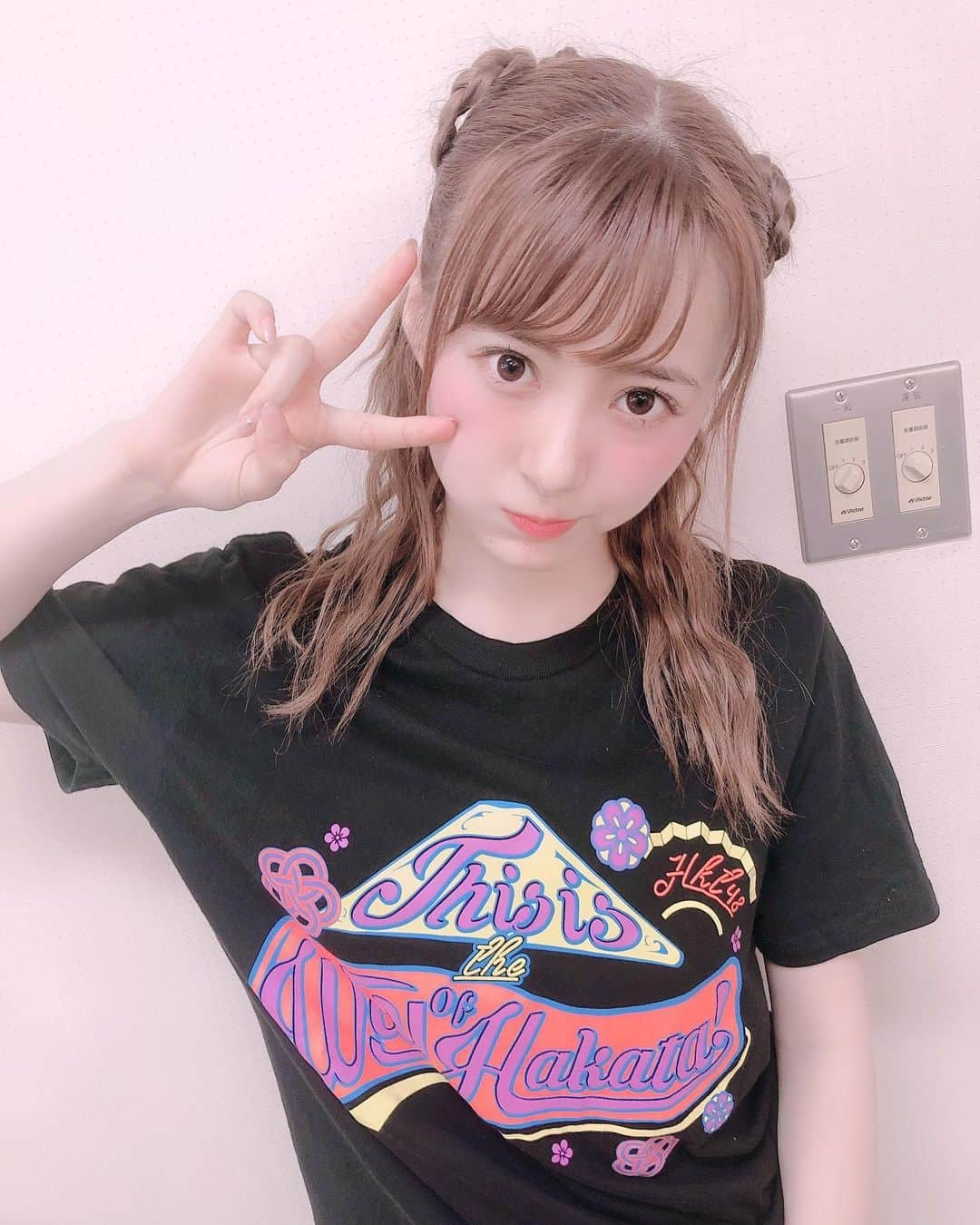 生田衣梨奈さんのインスタグラム写真 - (生田衣梨奈Instagram)「♥ヘアアレンジ♥﻿ ﻿ ハートのかわいいヘアアレンジ♥﻿ コンサートの時は自分でヘアアレンジをやってます！﻿ ﻿ 推しのコンサートに行く時に挑戦してみてね！！！﻿ 美容師さんに見せてみるのもありかも！！！﻿ ﻿ この写真の髪型は！！﻿ ﻿ ①ハートの中心を結ぶ！！﻿ ﻿ ②くるりんぱをするんですが﻿ 下から上にくるりんぱします！﻿ ﻿ ③それを2つに分け2つの三つ編みを作ります！！！﻿ ﻿ ④ハートになるようにピンを止めるだけ！！﻿ （出来るだけきちんとピンをつけた方が崩れにくいです！）﻿  ﻿ ﻿ 結構難しそうに見えるけど意外に簡単！！！！﻿ ﻿ ﻿ #morningmusume20 #モーニング娘20﻿ #えりぽんかわいい #顔面国宝﻿ #かわいい #アイドル﻿ 存在が #インスタ映え #instagrammable﻿ #Love #beauty﻿ #followme #makeup﻿ #Instagram #InstaLove﻿ #메이크업 #얼스타그램﻿ #ig_Japan #팔로미﻿ #フォロー歓迎 #ootd﻿ #ヘアアレンジ  #heart﻿ #簡単ヘアアレンジ #live﻿ #HKT48 #hair﻿ #Tシャツ #pink﻿ #InstaLove #style」6月30日 20時04分 - erina_ikuta.official