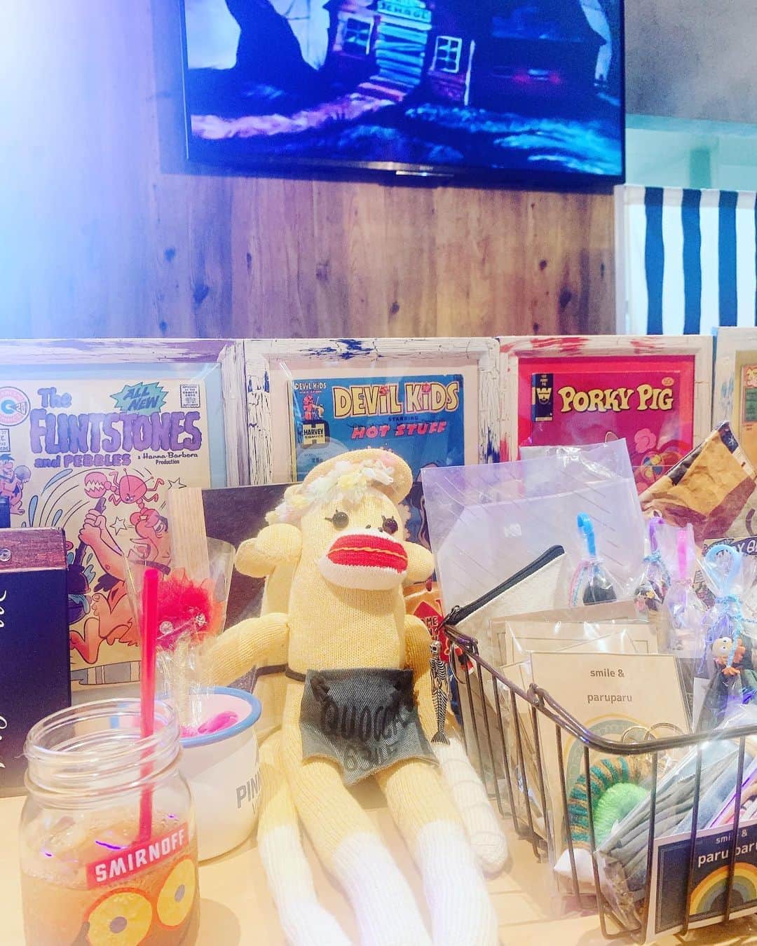 山岸理子のインスタグラム：「* 先日久しぶりに親戚に会いました♡ 親戚のお友達がやっているお店に行ったよ〜 お店のオススメのポンポンジュース頂きました☺︎ ・ ・ ・ ・ #tsubaki_factory #山岸理子 #映えな店内 #かわいい  #ポンポンジュース #韓国チキン #ザクザクチキン #ヤンニョムチキン」
