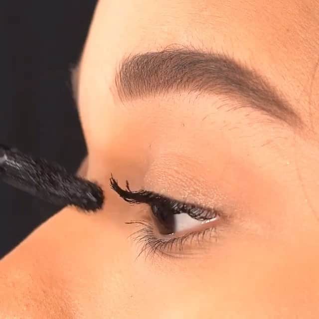 M∙A∙C Cosmetics Japanのインスタグラム：「【伊勢丹 新宿・阪急うめだ限定】 人気のカラーコレクション #MACモザイクマスターピース を伊勢丹 新宿店・阪急うめだ本店限定で販売中✨ ㅤ 湿気が気になる梅雨こそ、マスカラを念入りに重ねてカールをキープ！ 上向きまつげで、気持ちも上げていきましょう✨ ㅤ ㅤ *以下、公式オンラインショッピングサイトにてもご購入 いただけます。 ・ｍeeco 三越伊勢丹化粧品オンラインストア‎ ・西武・そごうの公式ショッピングサイト e.デパート ・高島屋オンラインストア ・HANKYU BEAUTY ONLINE阪急百貨店公式コスメ通販 ・大丸松坂屋オンラインショップ ・＠cosme SHOPPING ㅤ ㅤ 【公式オンラインショップ限定特典】 ☑税込8,250円以上ご購入でクレンジングオイル(30mL)を プレゼント ☑初回ご購入のお客様へ10% OFFクーポンをプレゼント （クーポンコードwelcome） ㅤ #MACCosmeticsJapan #MACCosmetics #MAC #MACコスメ #マックコスメ #コスメ#コスメ紹介#コスメ好き#コスメレポ #化粧品 #デパコス #コスメ部 #コスメマニア #メイク好き#メイク道具#美容大好き#美容好き#メイクプロセス#トレンドメイク#夏メイク#メイクテク #MACMosaicMasterPiece#マスカラ」